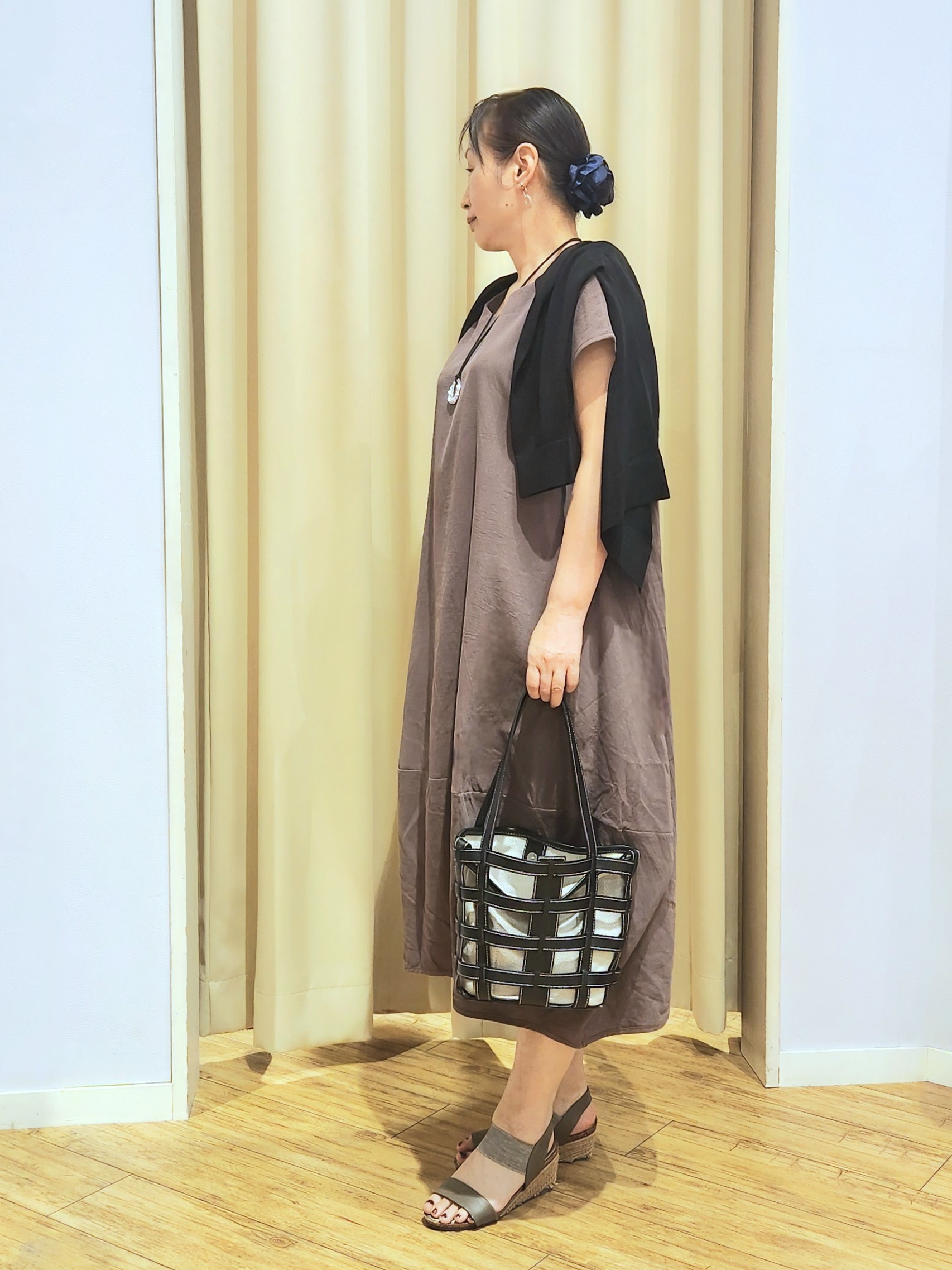 くまさんの「SHOO･LA･RUE｜【S-LL/洗濯機可/体型カバー】綿100％ ふんわりラインが女性らしい コクーンワンピース」を使ったコーディネート