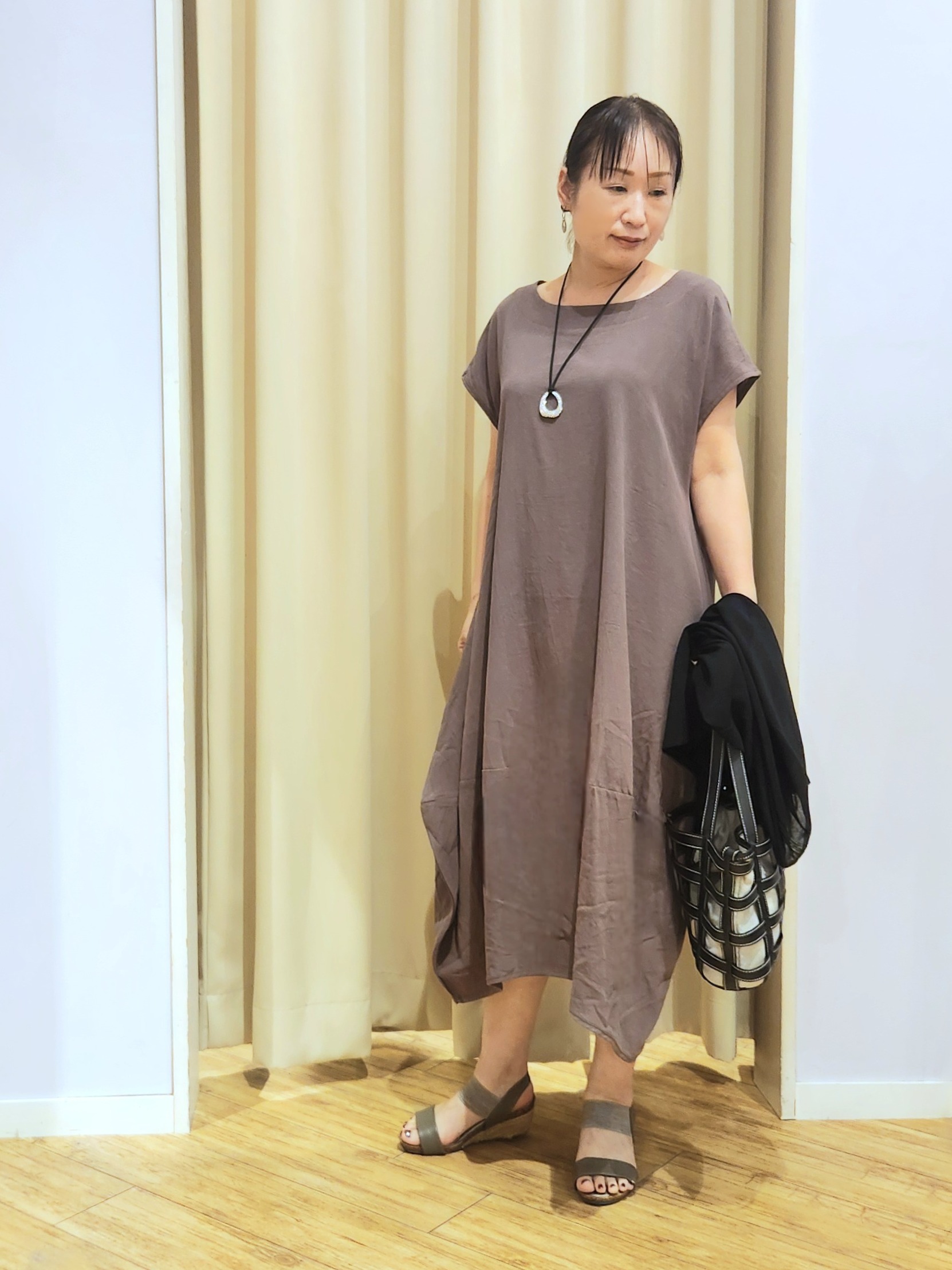 くまさんの「SHOO･LA･RUE｜【S-LL/洗濯機可/体型カバー】綿100％ ふんわりラインが女性らしい コクーンワンピース」を使ったコーディネート