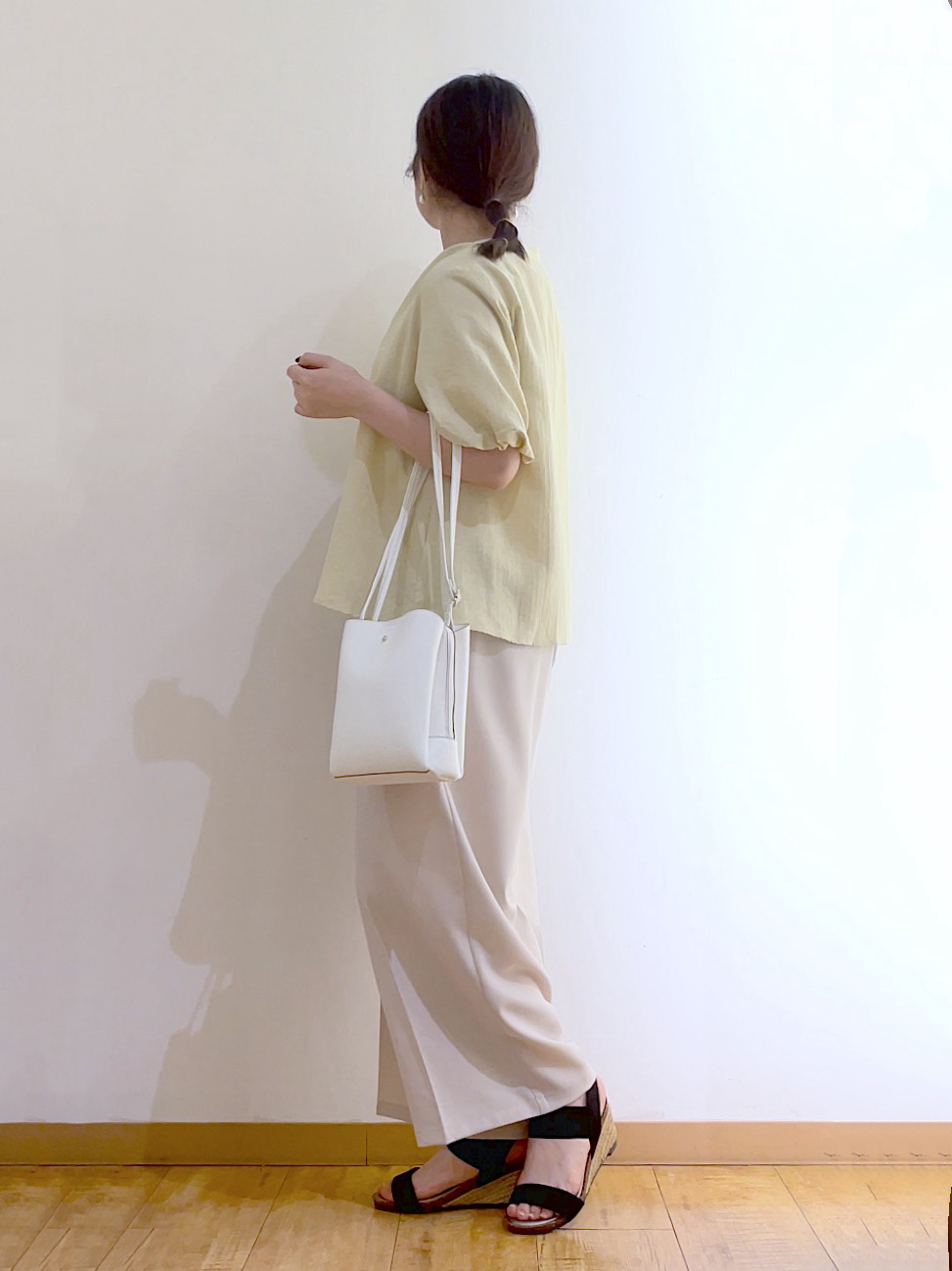 かのさんの「SHOO･LA･RUE｜【洗濯機可】バルーンスリーブで二の腕カバー キーネック5分袖ブラウス」を使ったコーディネート