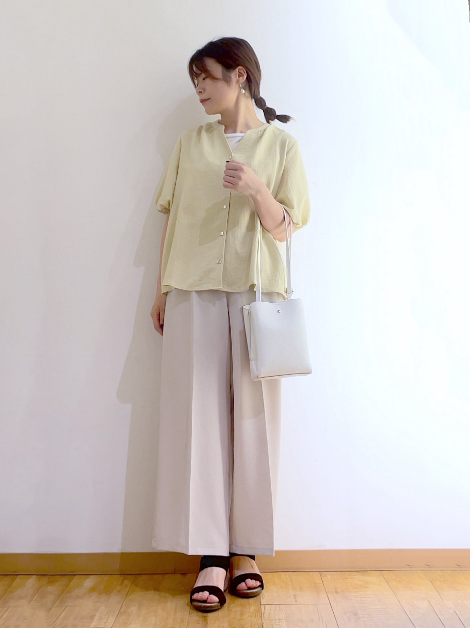 かのさんの「SHOO･LA･RUE｜【洗濯機可】バルーンスリーブで二の腕カバー キーネック5分袖ブラウス」を使ったコーディネート