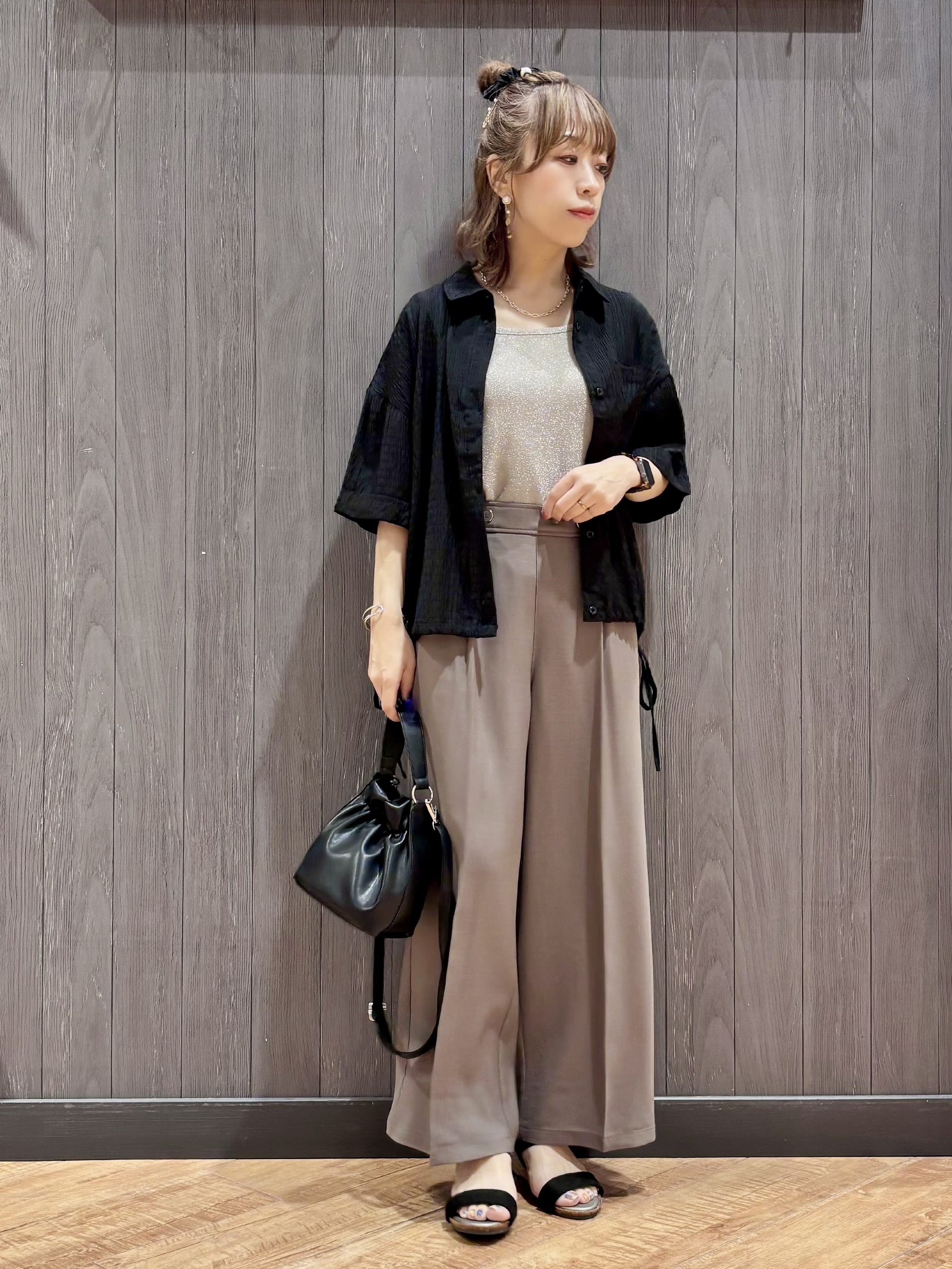 meiさんの「SHOO･LA･RUE｜【S-LL/洗濯機可/体型カバー】さらさら シャーリングシフォン 裾ドロストシャツ」を使ったコーディネート