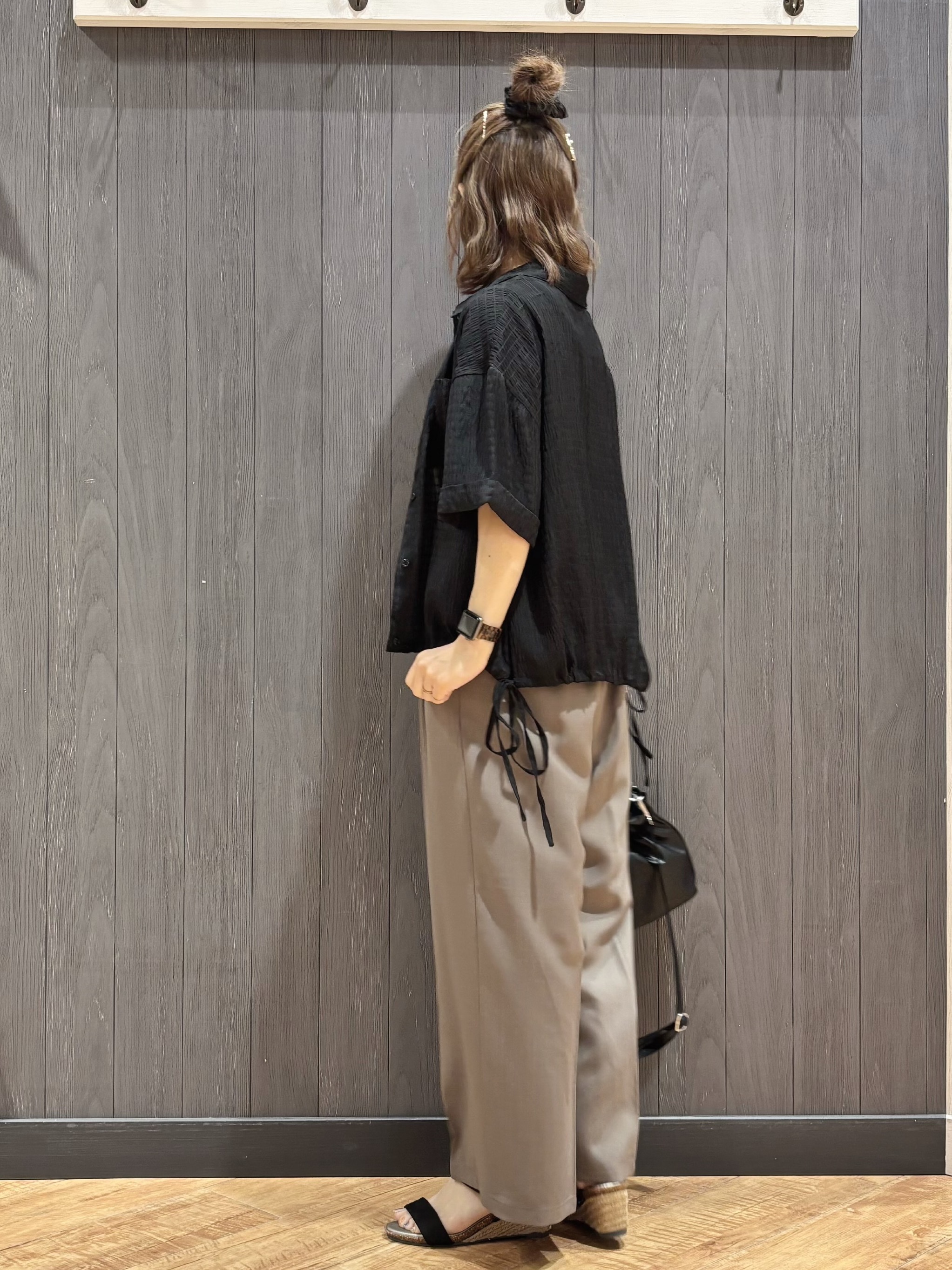 meiさんの「SHOO･LA･RUE｜【S-LL/洗濯機可/体型カバー】さらさら シャーリングシフォン 裾ドロストシャツ」を使ったコーディネート