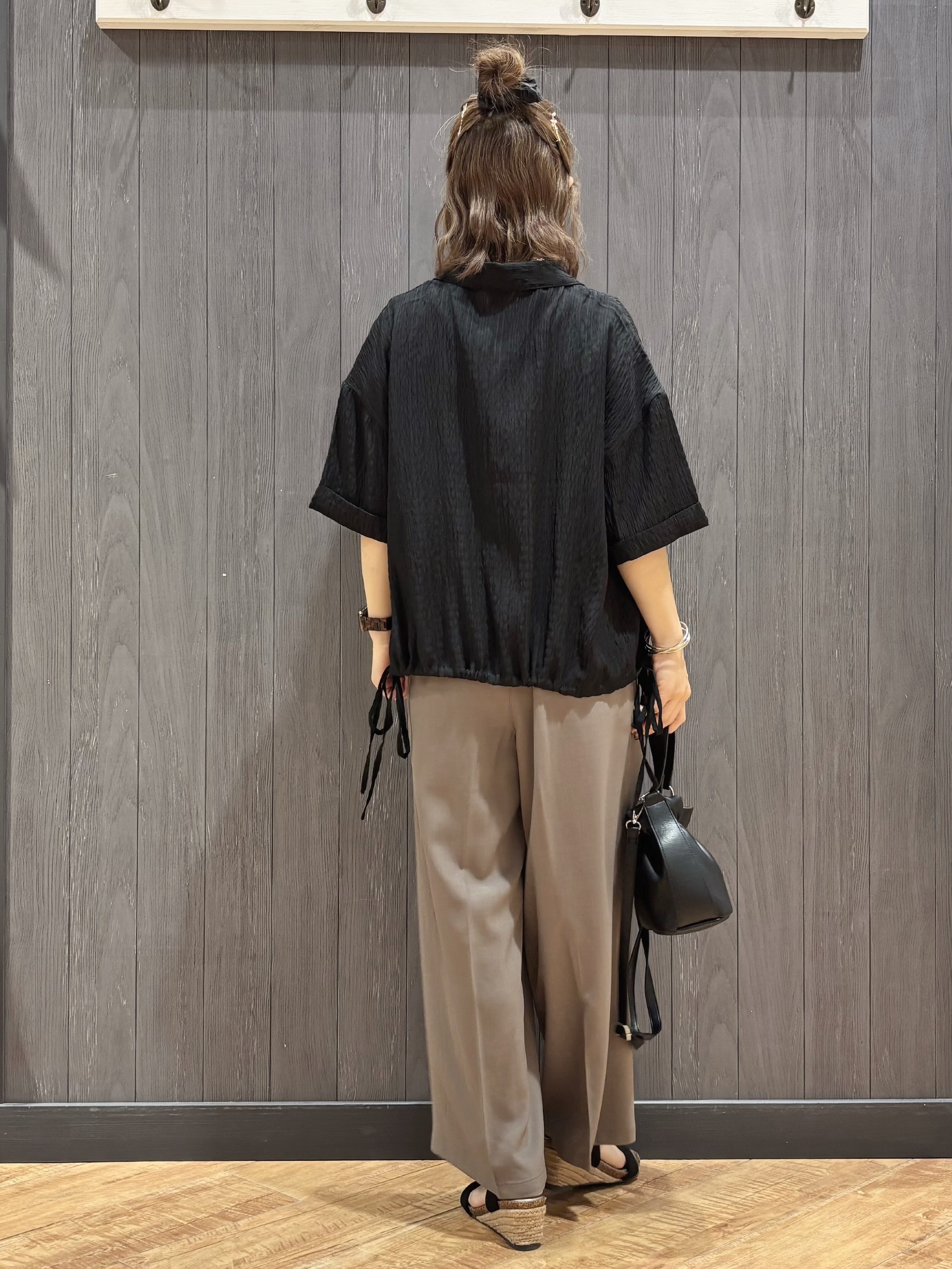 meiさんの「SHOO･LA･RUE｜【S-LL/洗濯機可/体型カバー】さらさら シャーリングシフォン 裾ドロストシャツ」を使ったコーディネート
