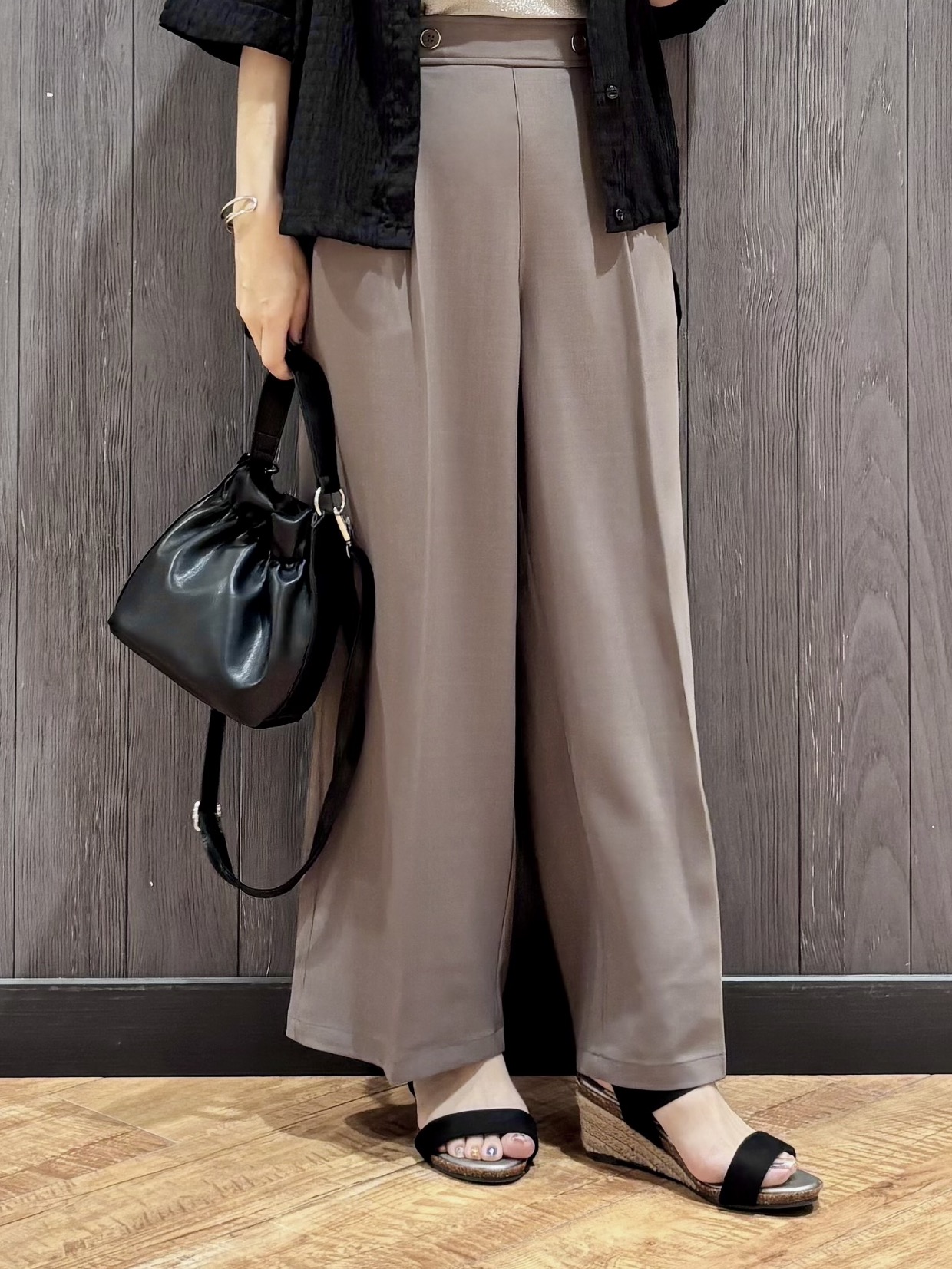 meiさんの「SHOO･LA･RUE｜【S-LL/洗濯機可/体型カバー】さらさら シャーリングシフォン 裾ドロストシャツ」を使ったコーディネート
