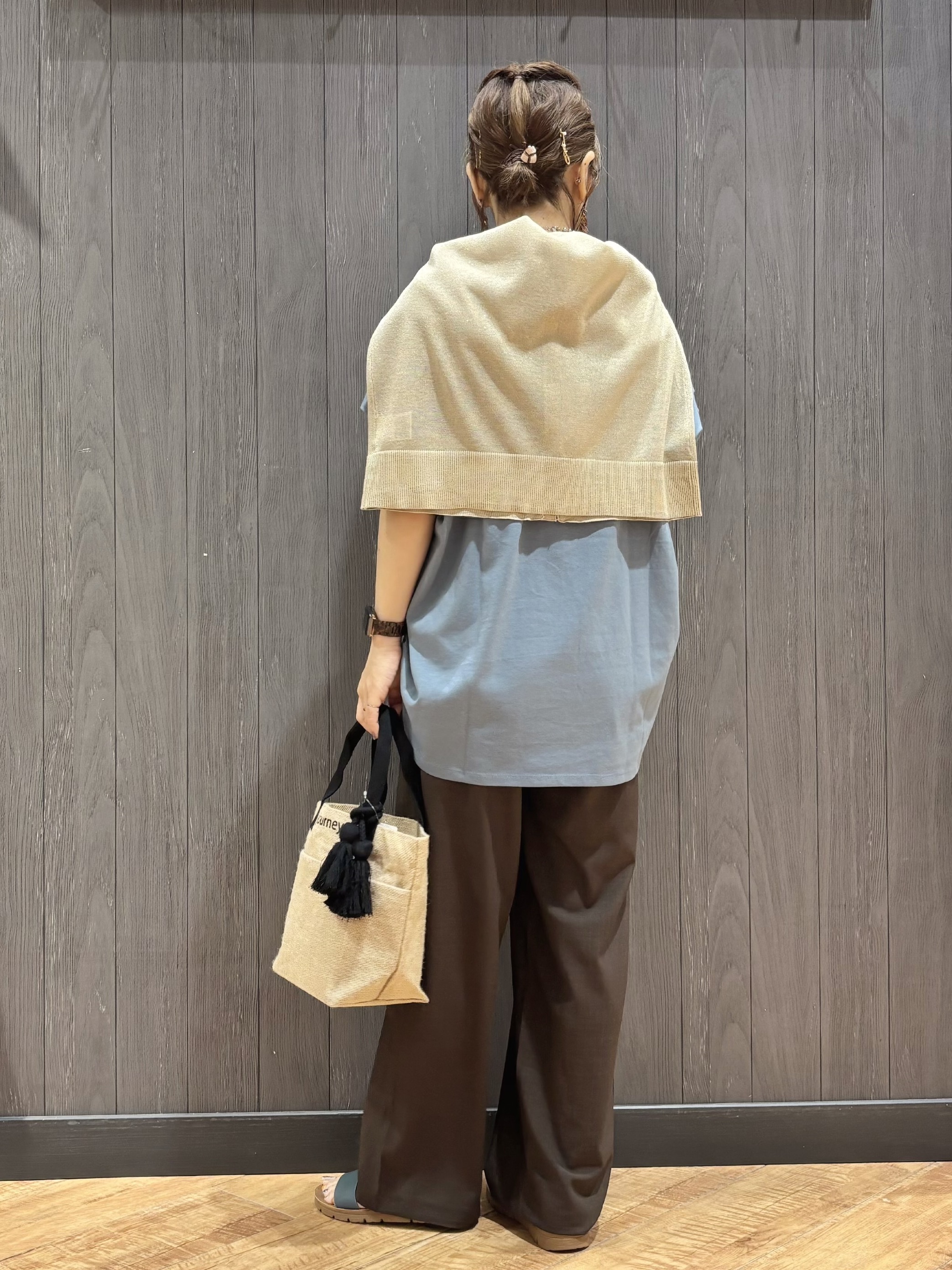 meiさんの「SHOO･LA･RUE｜【汗じみ防止/S-LL/体型カバー/洗濯機可】汗じみが気になりにくい 大人の刺繍ロゴTシャツ」を使ったコーディネート