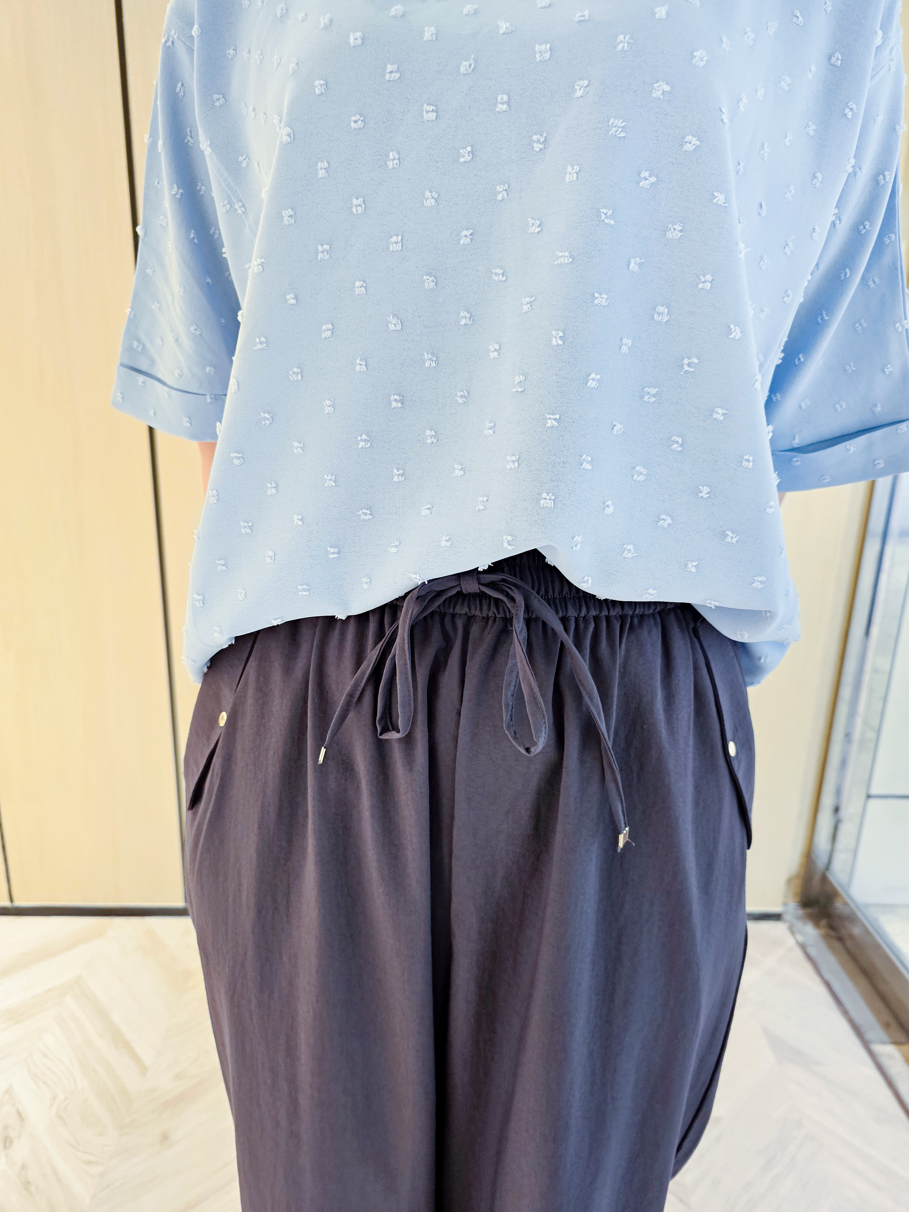 ゆゆさんの「SHOO･LA･RUE｜【洗濯後しわになりにくい/体型カバー】ドビードットで上品に ドルマントップス」を使ったコーディネート