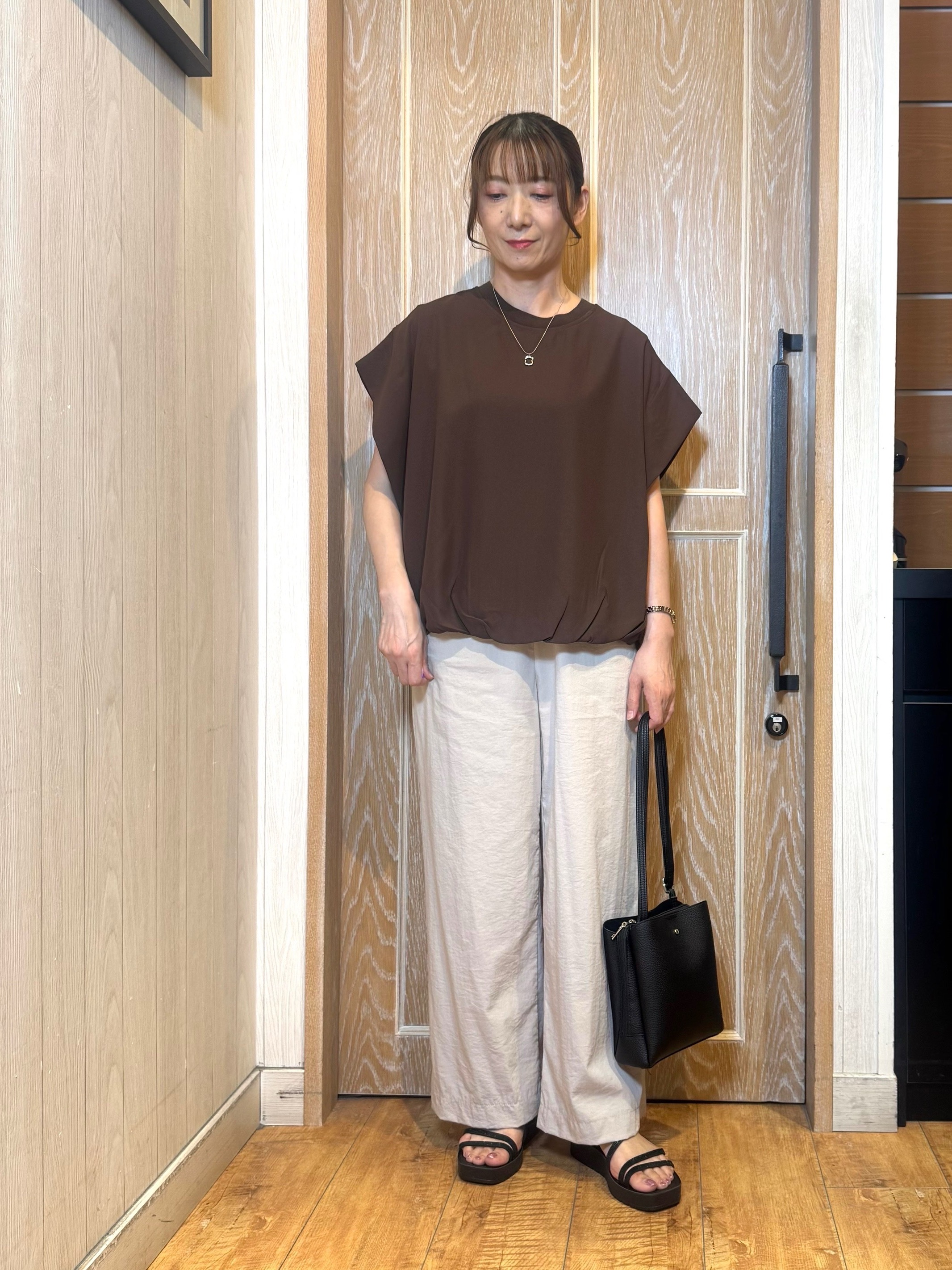 KAORIさんの「SHOO･LA･RUE｜【洗濯機可/体型カバー】インしてる風 ふんわり裾バルーントップス」を使ったコーディネート