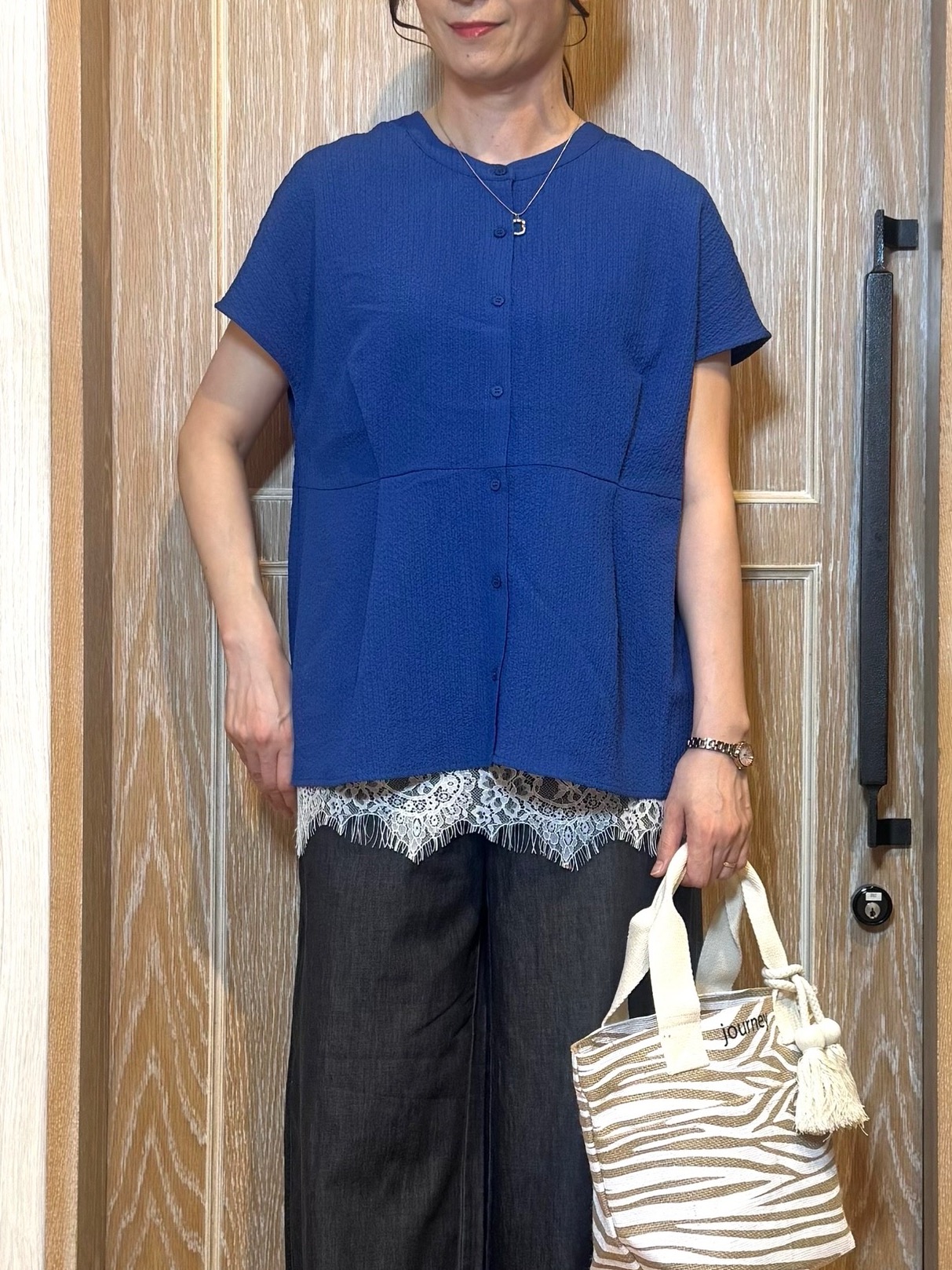 KAORIさんの「SHOO･LA･RUE｜【前後2WAY/S-LL/洗濯機可】インしない リボンがアクセント ウエストタックブラウス」を使ったコーディネート