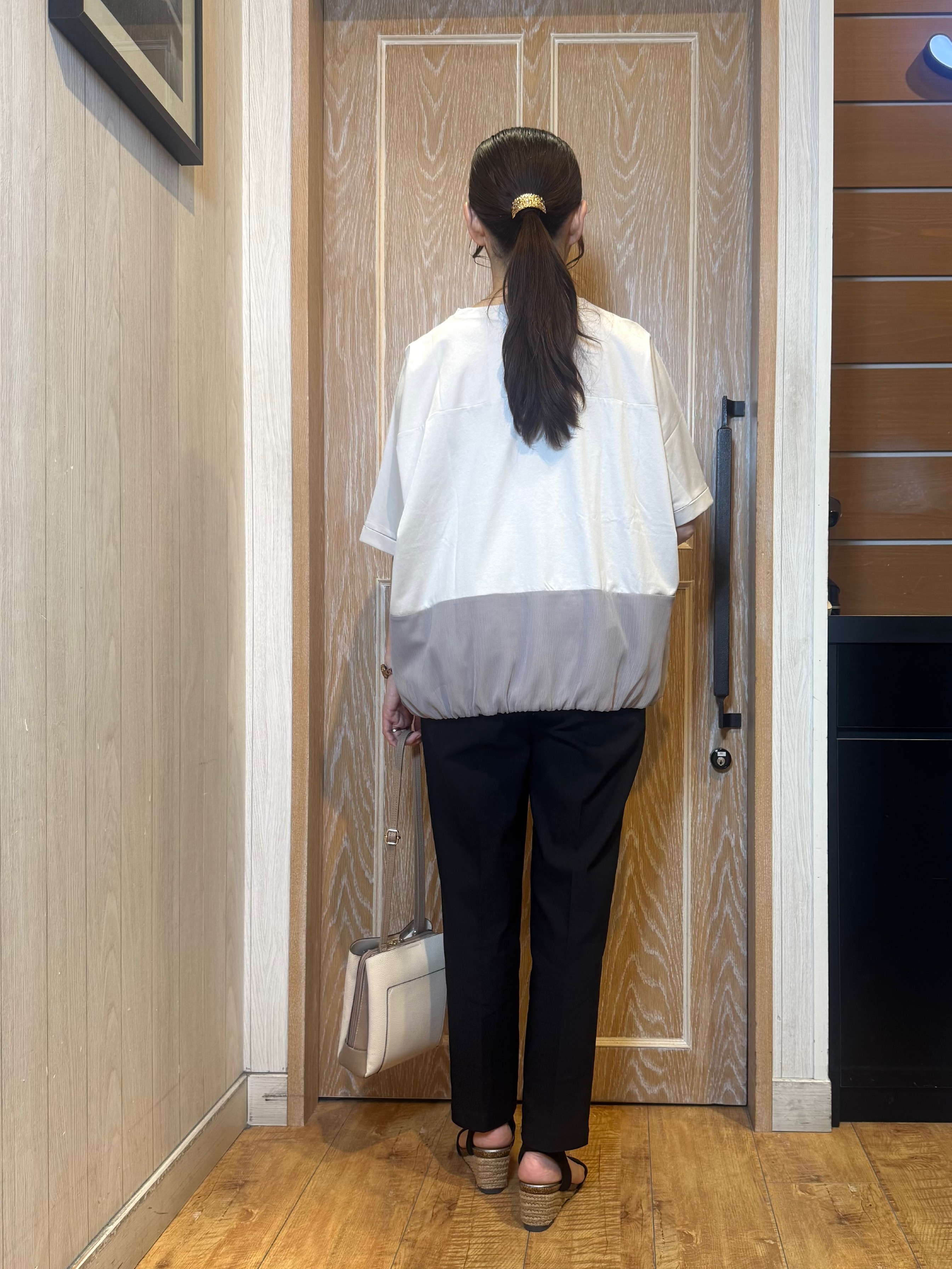 KAORIさんの「SHOO･LA･RUE｜【洗濯機可/体型カバー】インせず着られる 裾配色 ゆったりバルーントップス」を使ったコーディネート