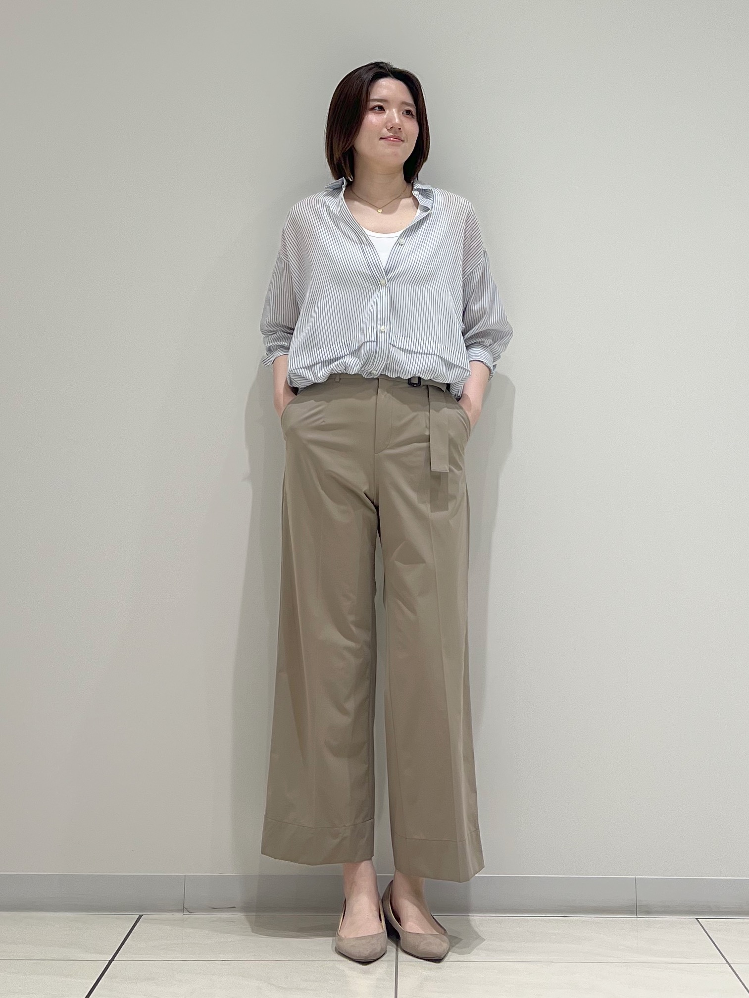 T.Kさんの「INDIVI｜【接触冷感／洗える／2WAY】ドロスト付 シアーシャンブレーシャツ」を使ったコーディネート