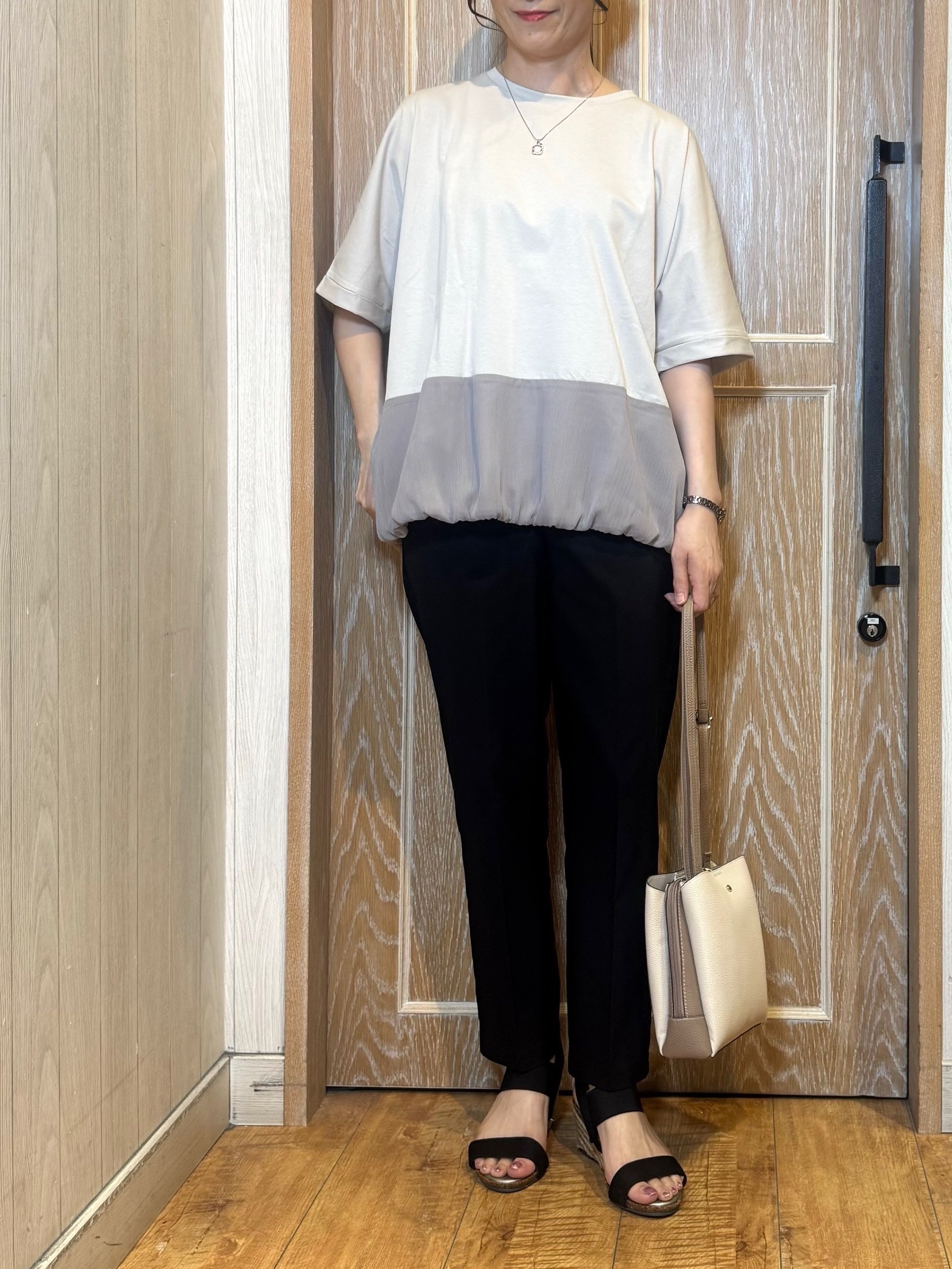 KAORIさんの「SHOO･LA･RUE｜【洗濯機可/体型カバー】インせず着られる 裾配色 ゆったりバルーントップス」を使ったコーディネート