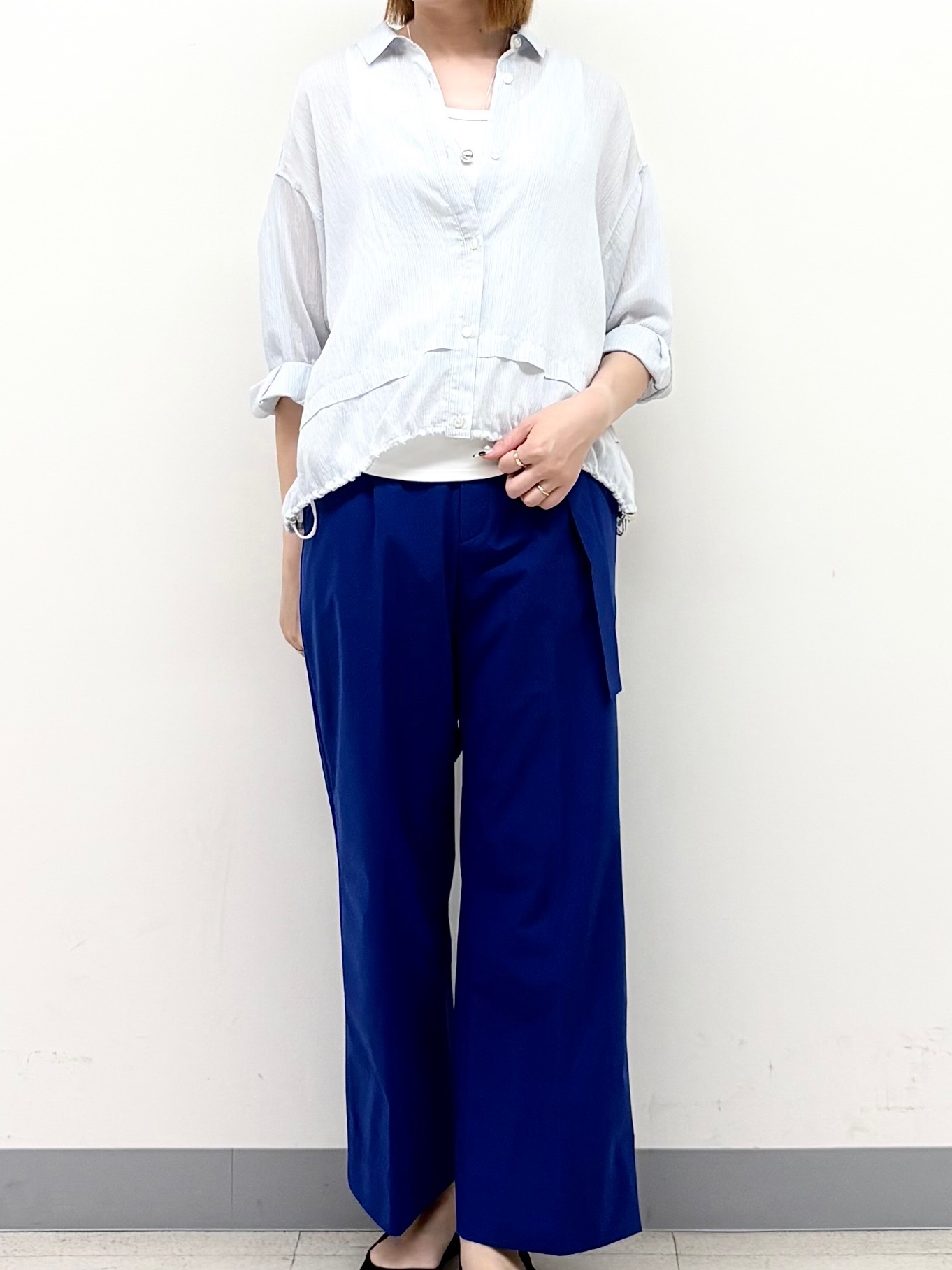 まいこさんの「INDIVI｜【接触冷感／洗える／2WAY】ドロスト付 シアーシャンブレーシャツ」を使ったコーディネート