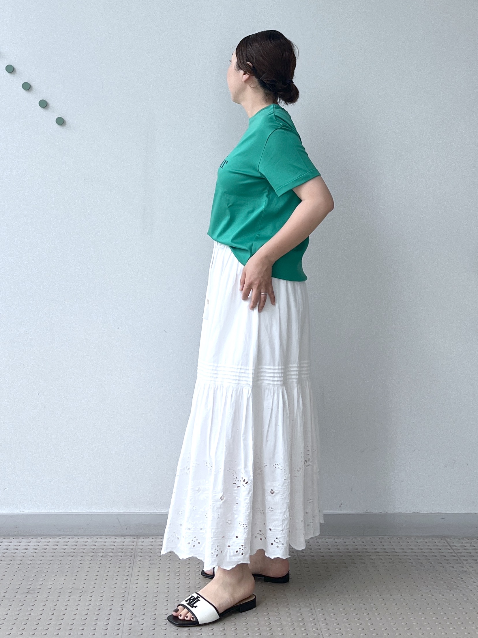 Soeさんの「DRESSTERIOR｜【接触冷感／抗菌防臭／消臭】アイスクリアコットン Bonsoir ロゴTシャツ」を使ったコーディネート