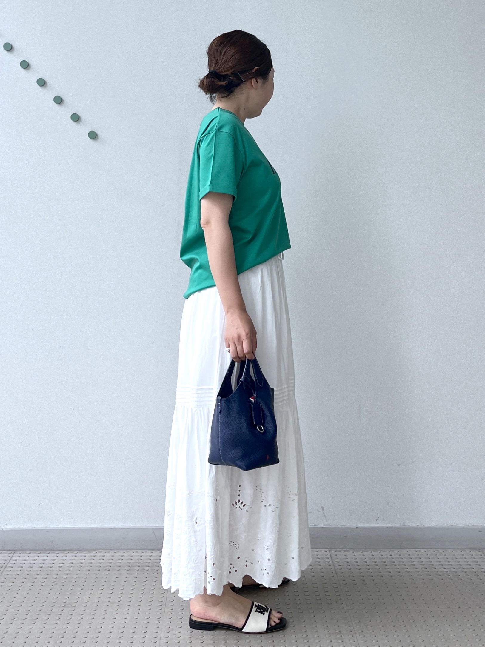 Soeさんの「DRESSTERIOR｜【接触冷感／抗菌防臭／消臭】アイスクリアコットン Bonsoir ロゴTシャツ」を使ったコーディネート