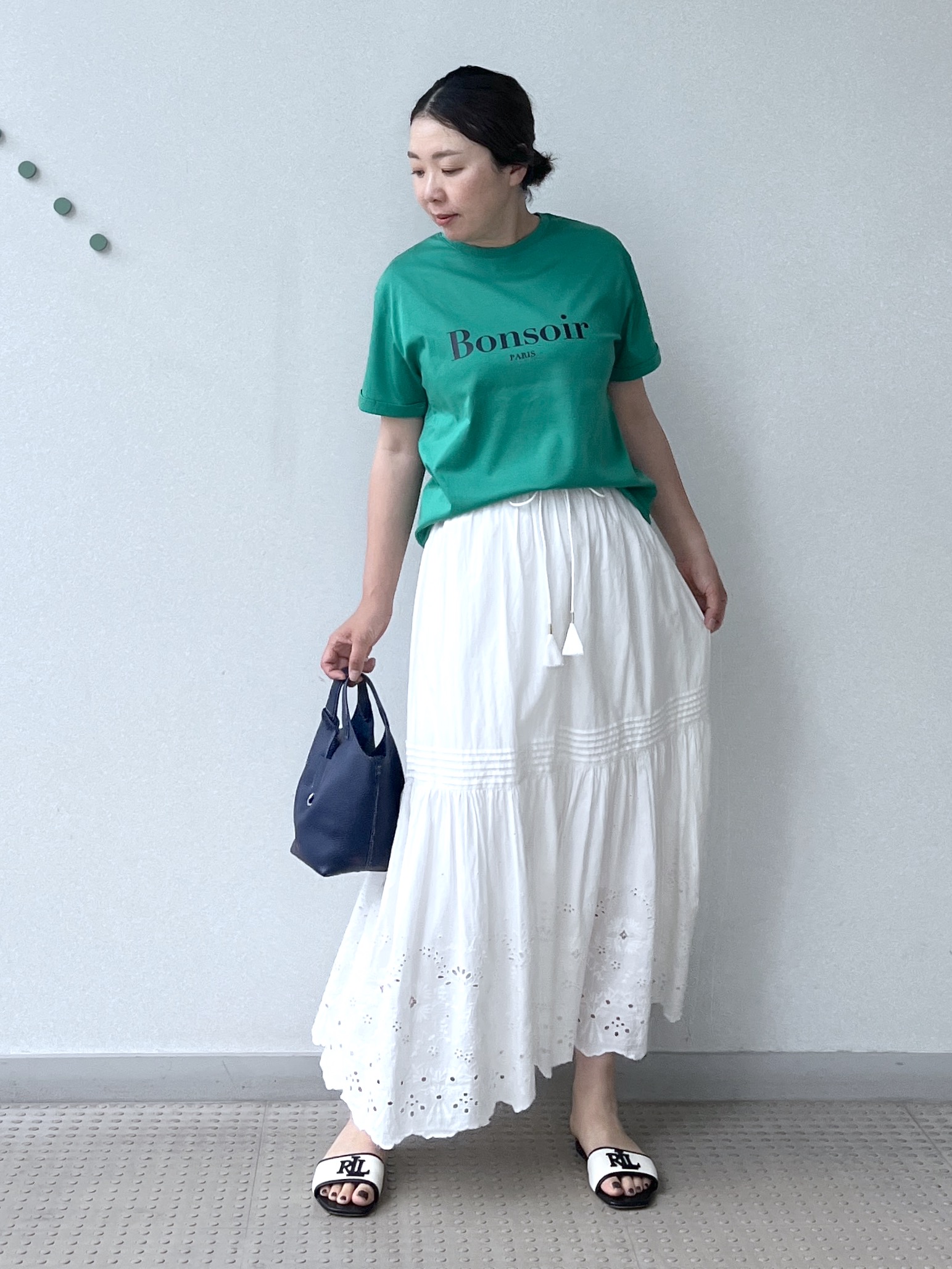 Soeさんの「DRESSTERIOR｜【接触冷感／抗菌防臭／消臭】アイスクリアコットン Bonsoir ロゴTシャツ」を使ったコーディネート
