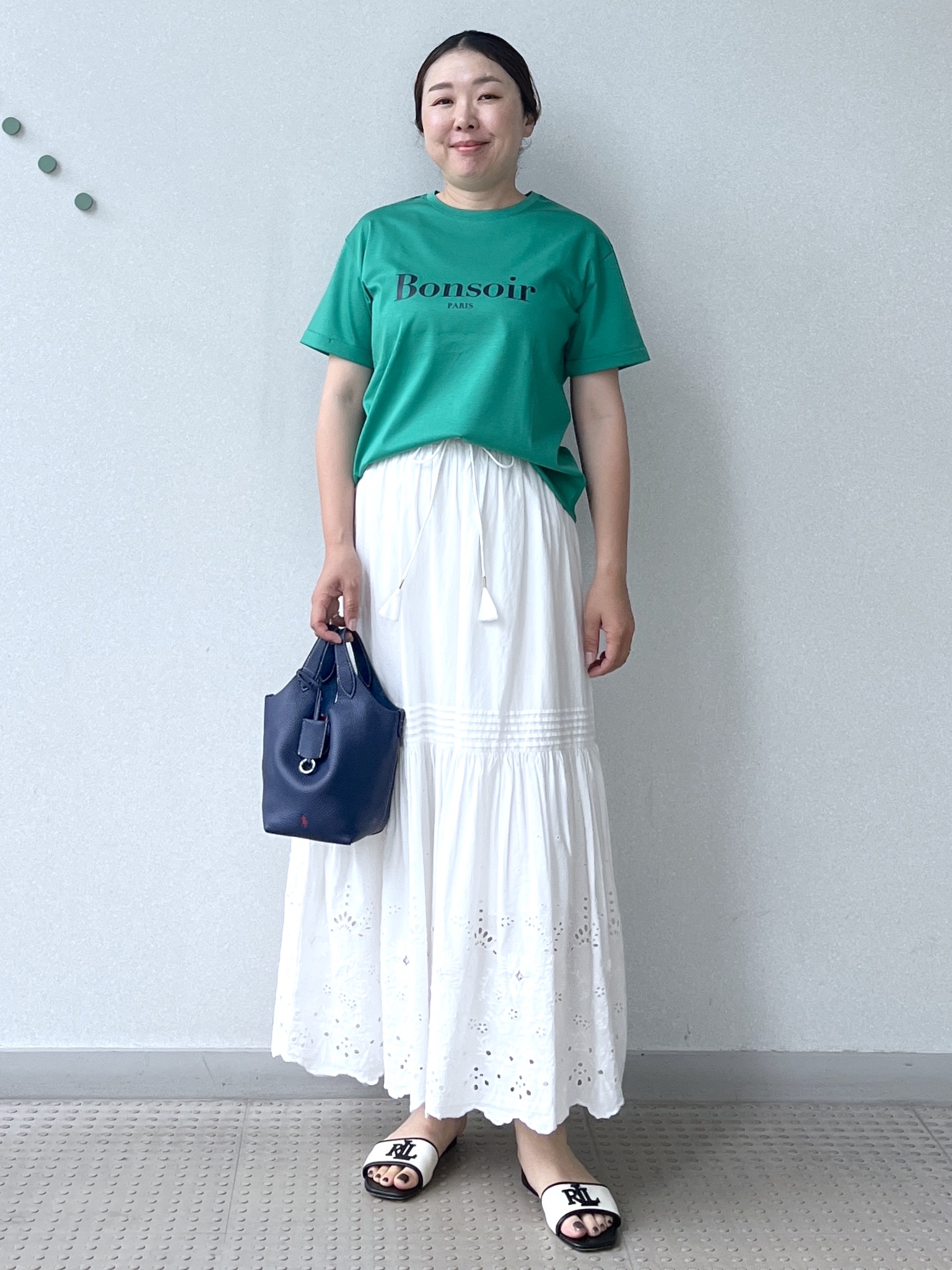 Soeさんの「DRESSTERIOR｜【接触冷感／抗菌防臭／消臭】アイスクリアコットン Bonsoir ロゴTシャツ」を使ったコーディネート
