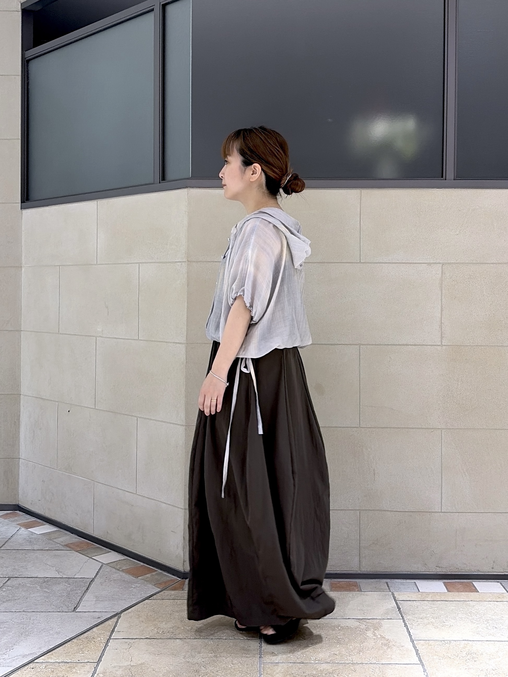 よねさんの「INDIVI｜デジタルシアープリントフーディーシャツ」を使ったコーディネート
