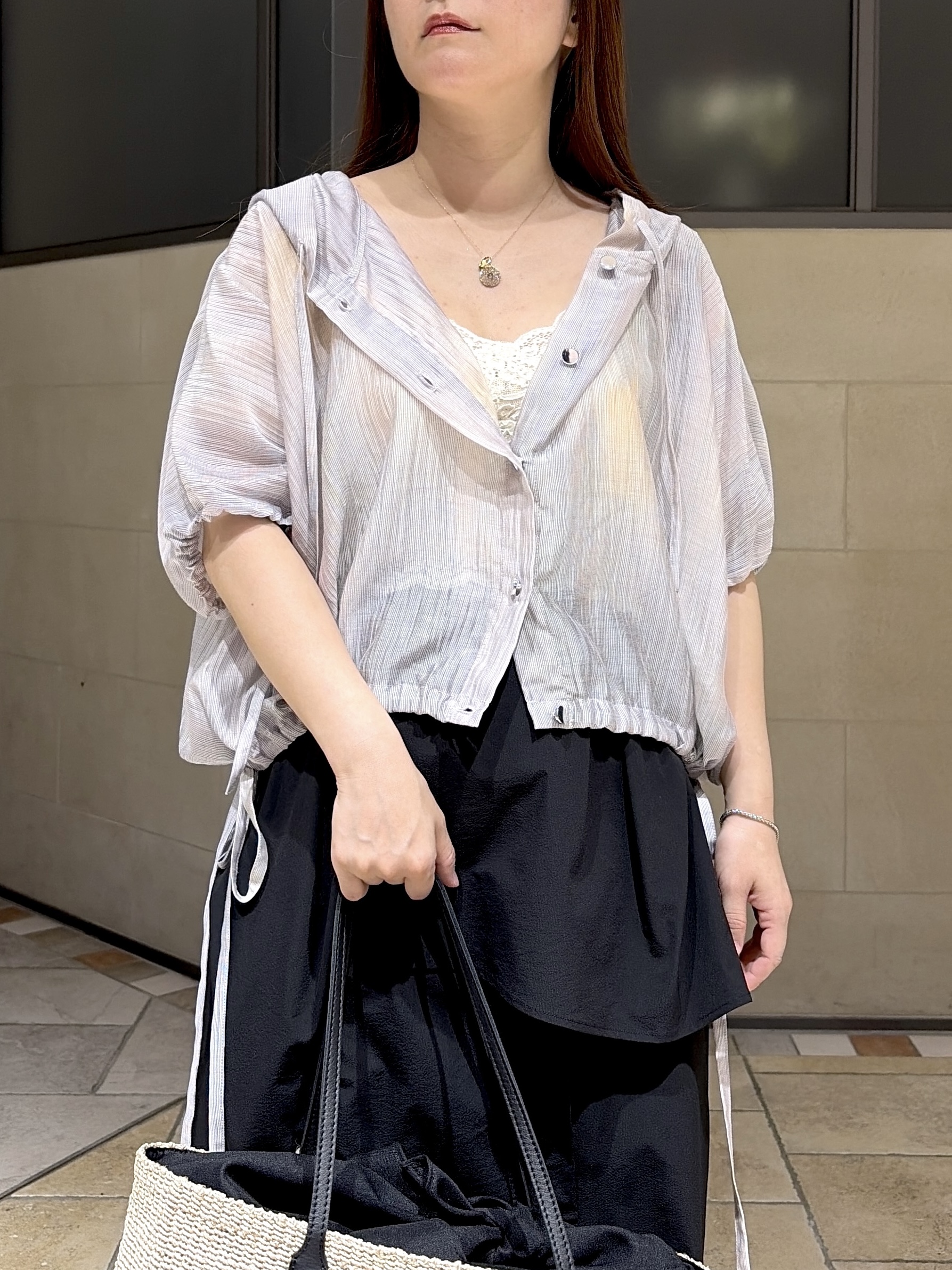よねさんの「INDIVI｜デジタルシアープリントフーディーシャツ」を使ったコーディネート