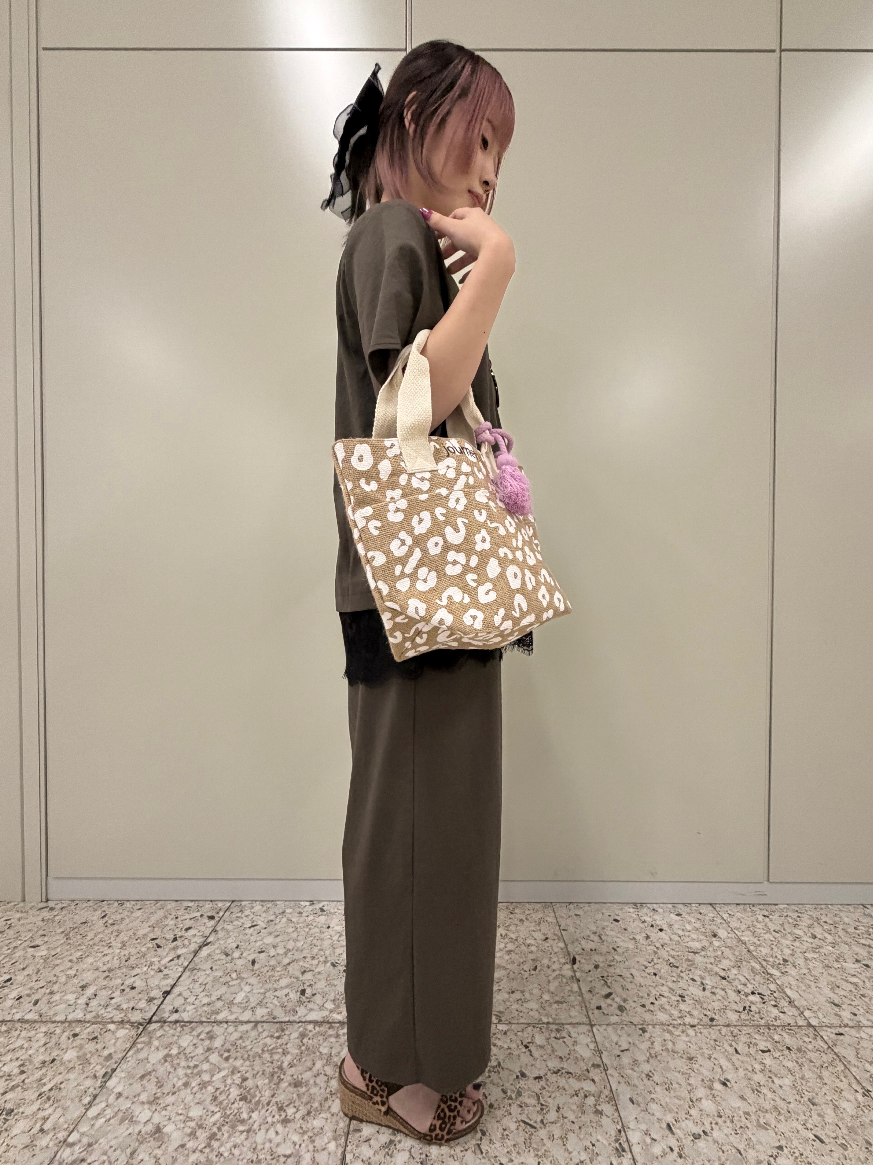 ひよりん⭐️さんの「SHOO･LA･RUE｜【S-LL/洗濯機可】軽凛(かろりん) 楽に着られて上品 裾レーススキッパーブラウス」を使ったコーディネート