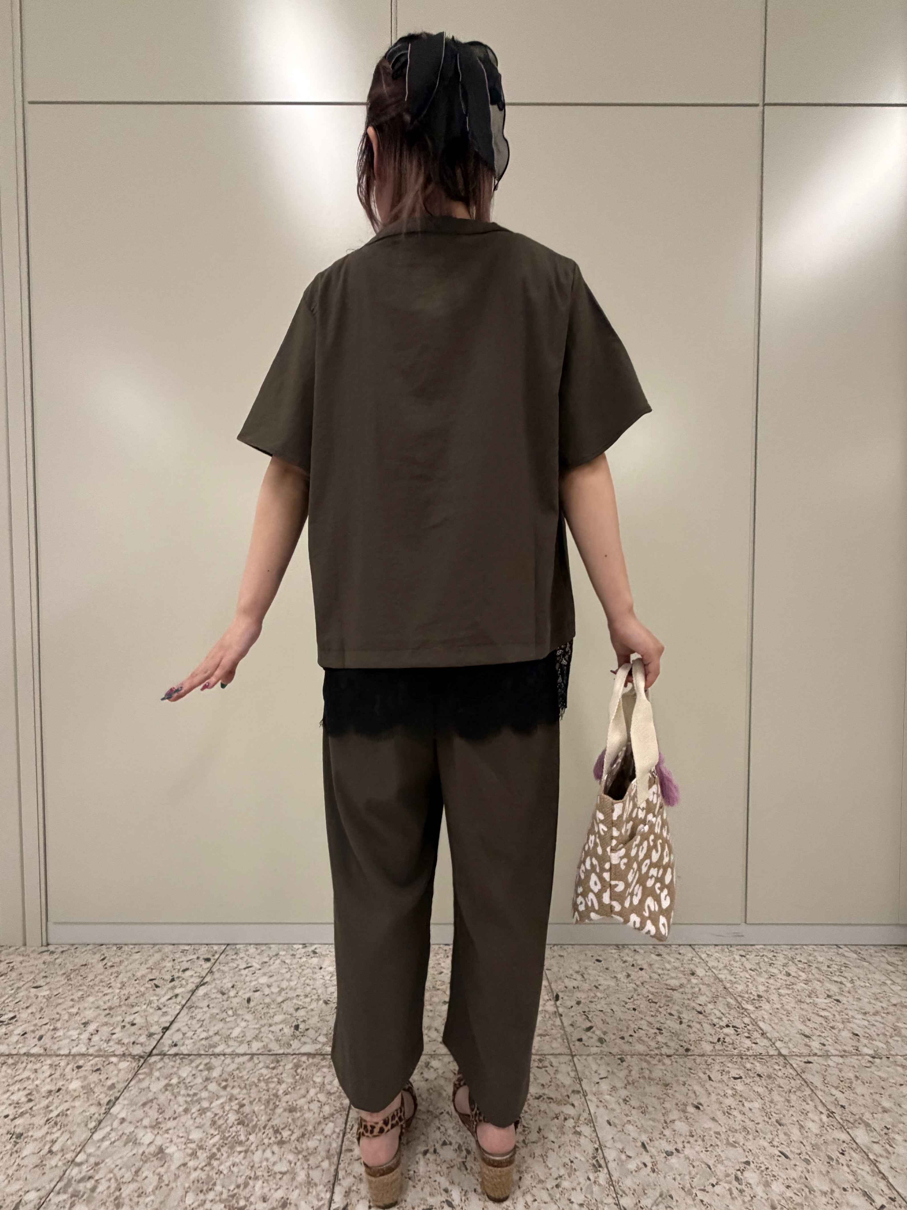 ひよりん⭐️さんの「SHOO･LA･RUE｜【S-LL/洗濯機可】軽凛(かろりん) 楽に着られて上品 裾レーススキッパーブラウス」を使ったコーディネート