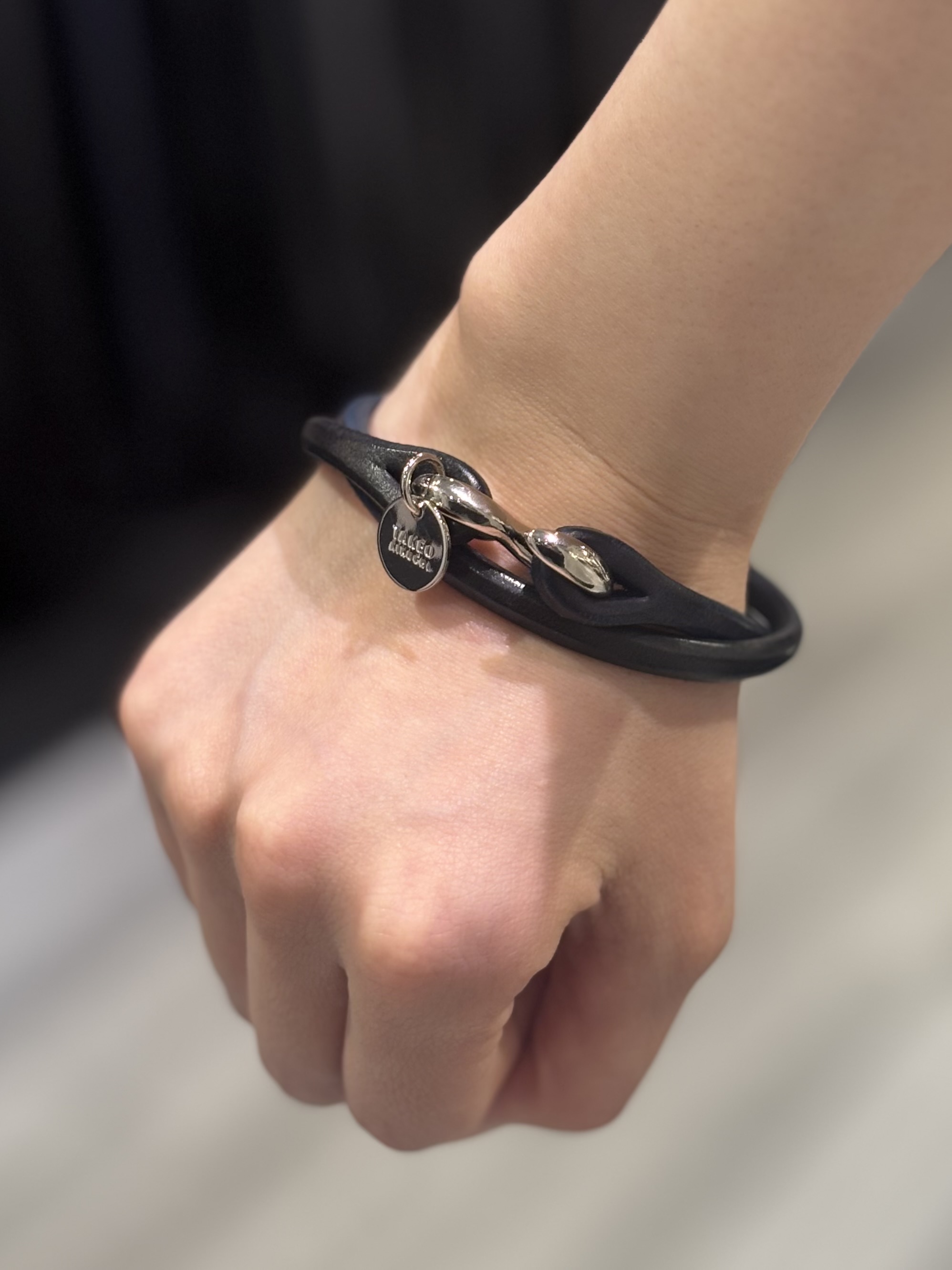ウララさんの「TAKEO KIKUCHI｜【MADE IN JAPAN】2重巻き 染め分けレザー ブレスレット」を使ったコーディネート