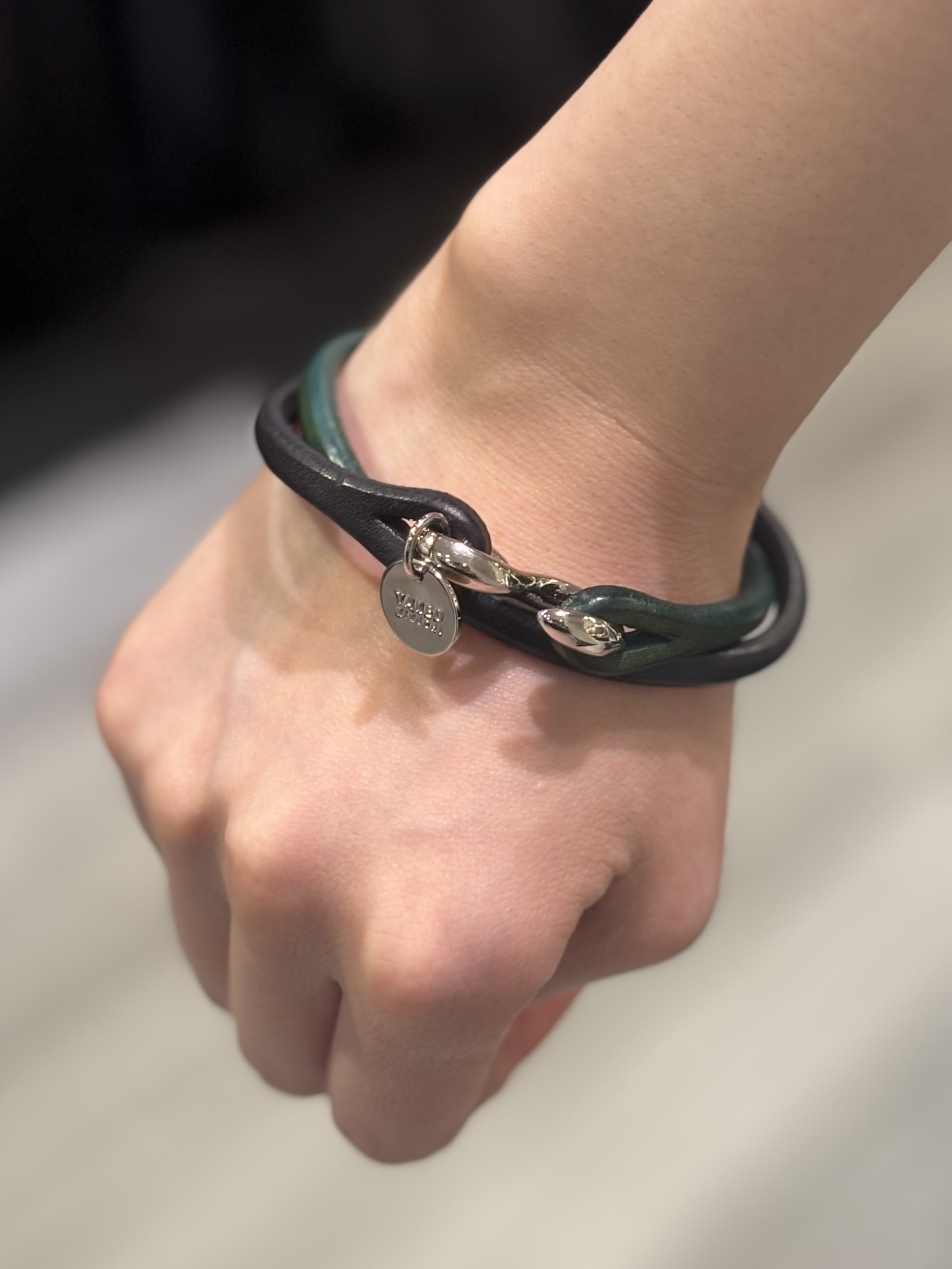 ウララさんの「TAKEO KIKUCHI｜【MADE IN JAPAN】2重巻き 染め分けレザー ブレスレット」を使ったコーディネート