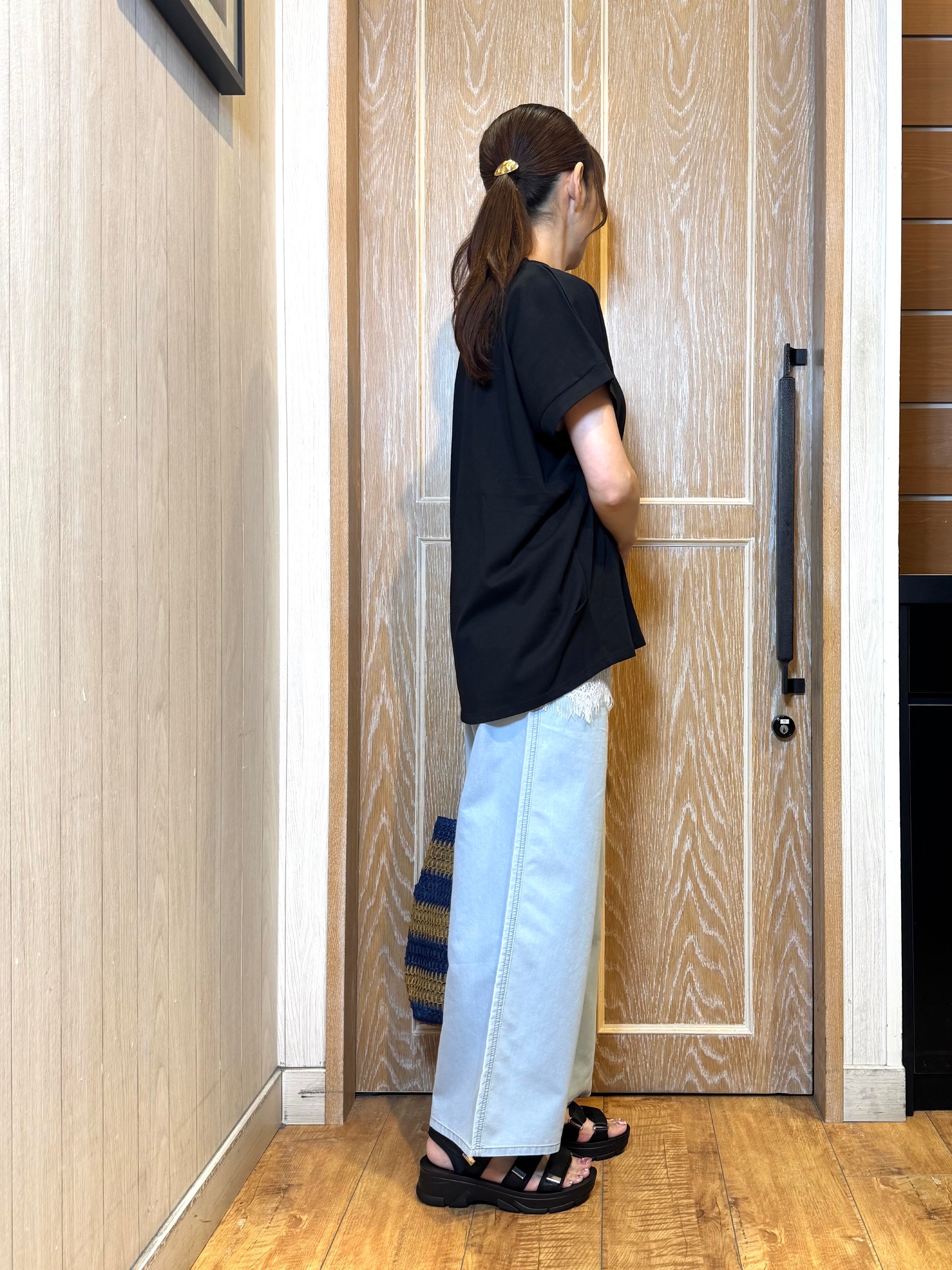 KAORIさんの「SHOO･LA･RUE｜【汗じみ防止/S-LL/体型カバー/洗濯機可】汗じみが気になりにくい 大人の刺繍ロゴTシャツ」を使ったコーディネート
