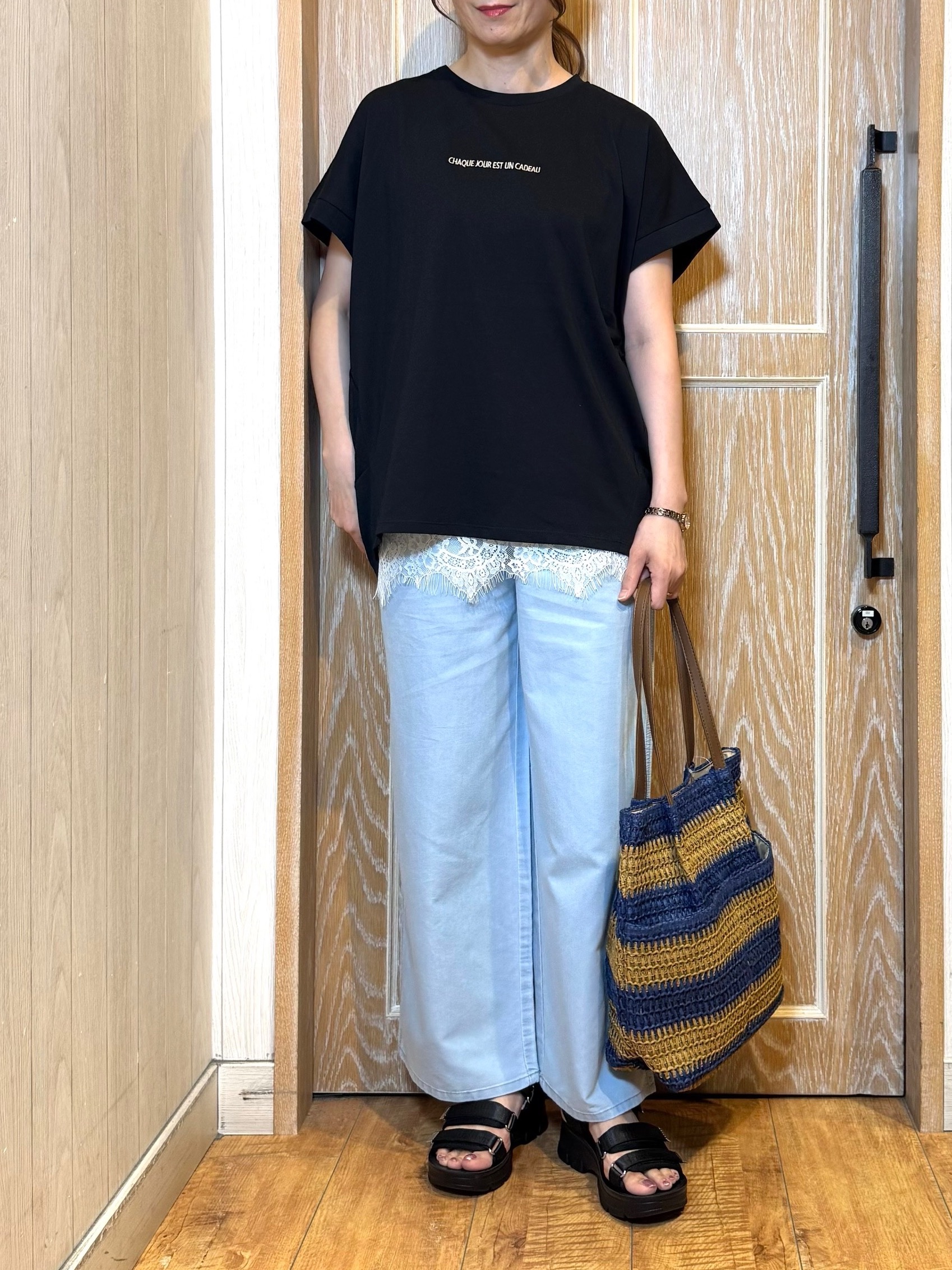 KAORIさんの「SHOO･LA･RUE｜【汗じみ防止/S-LL/体型カバー/洗濯機可】汗じみが気になりにくい 大人の刺繍ロゴTシャツ」を使ったコーディネート