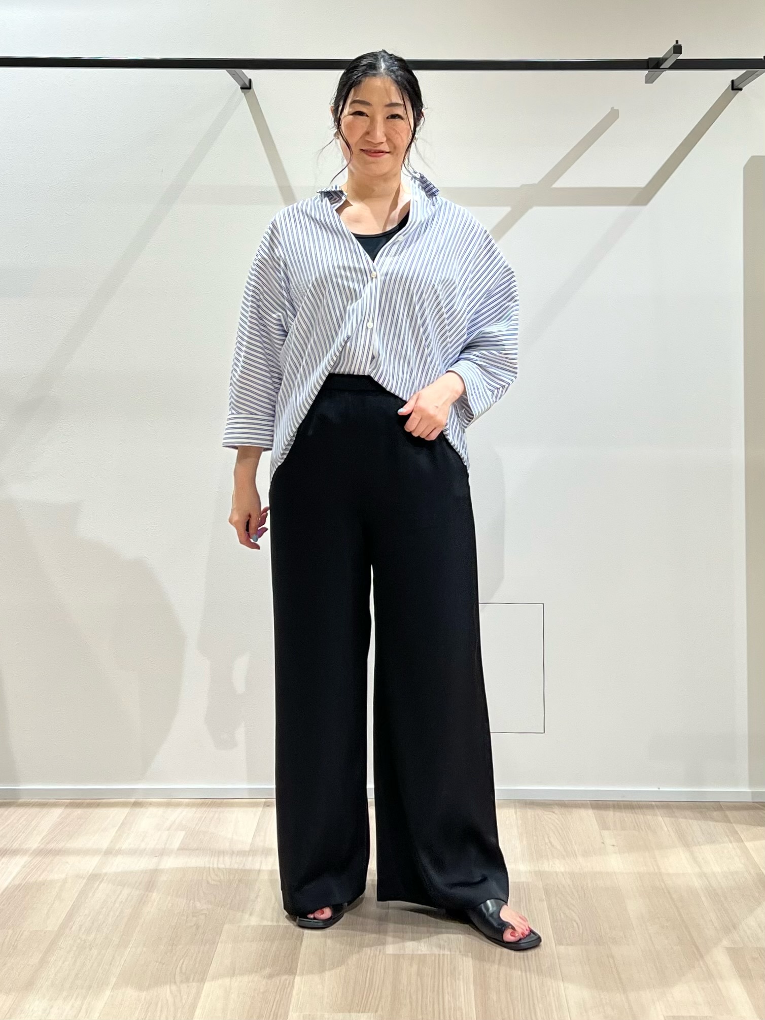 TOMOMIさんの「UNTITLED｜【接触冷感/吸水速乾/UVカット】ドルマンスリーブシャツ」を使ったコーディネート
