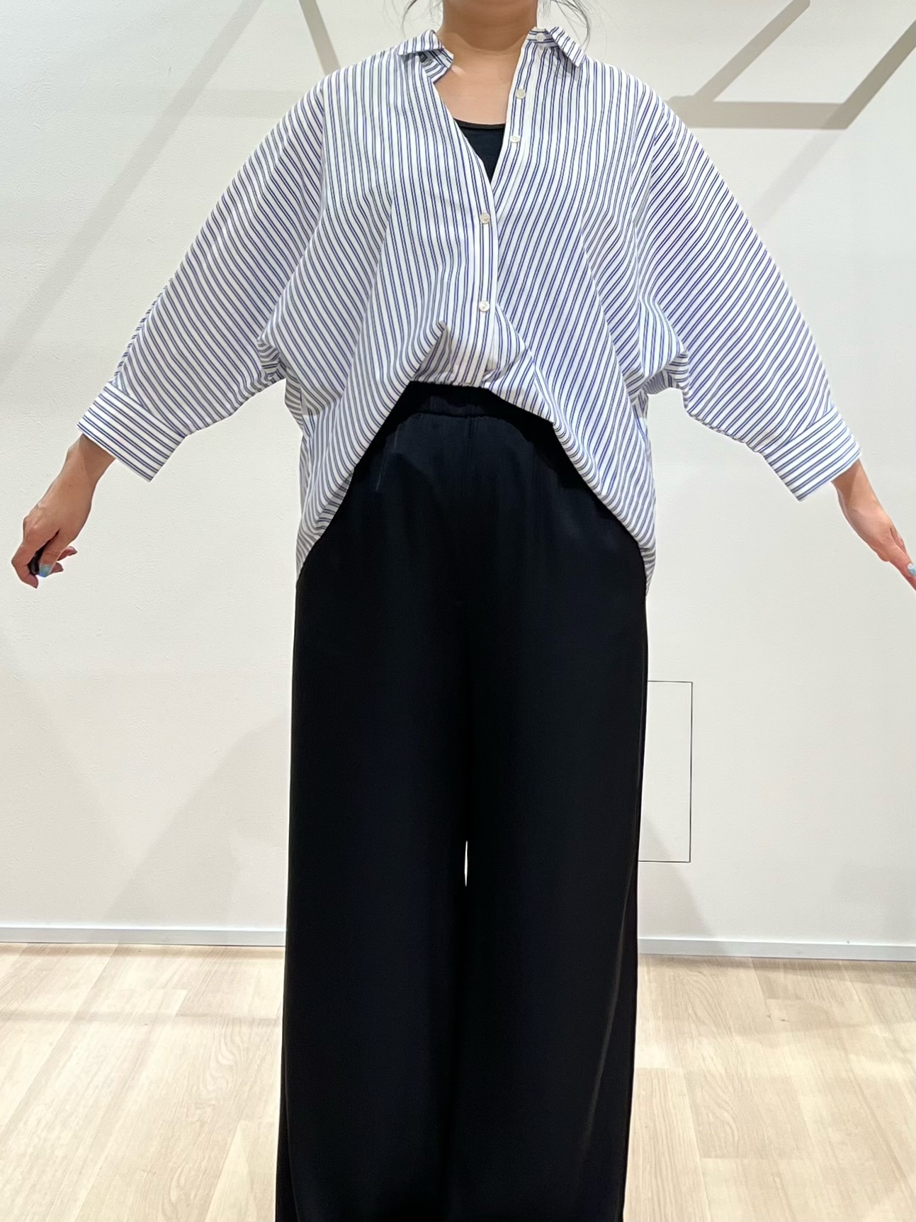 TOMOMIさんの「UNTITLED｜【接触冷感/吸水速乾/UVカット】ドルマンスリーブシャツ」を使ったコーディネート