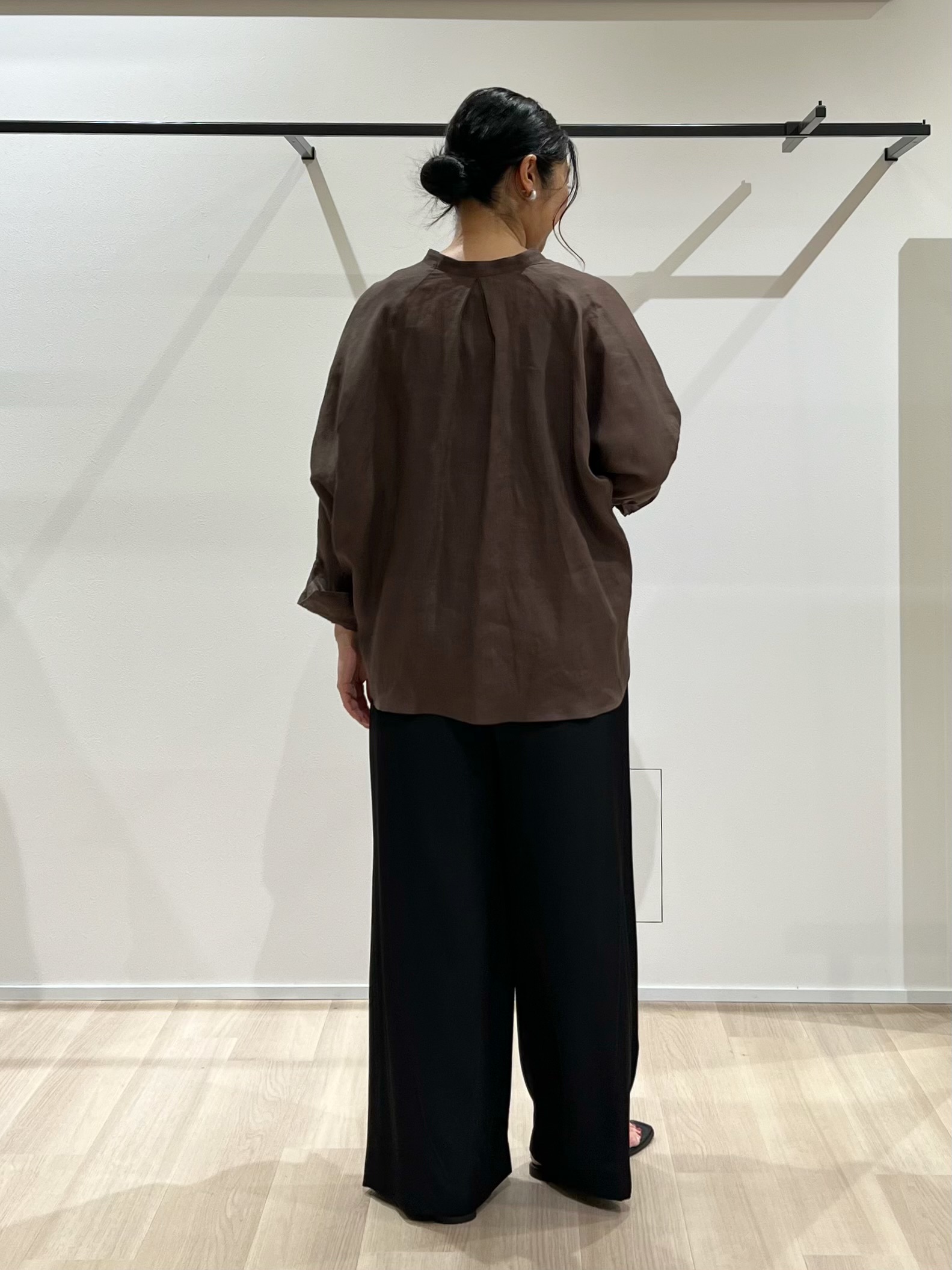 TOMOMIさんの「UNTITLED｜【麻100】リネンドルマンシャツ」を使ったコーディネート