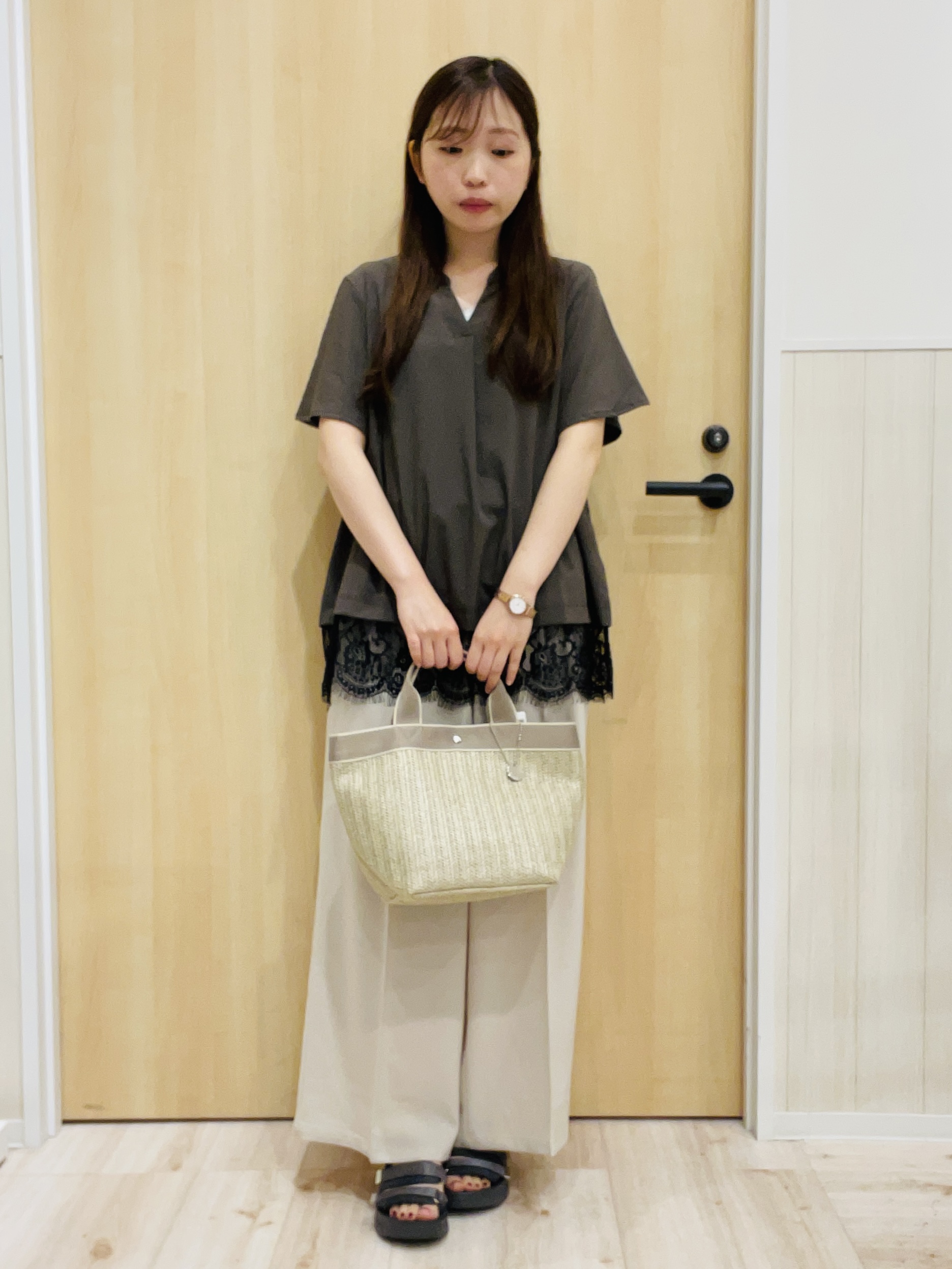 minamiさんの「SHOO･LA･RUE｜【S-LL/洗濯機可】軽凛(かろりん) 楽に着られて上品 裾レーススキッパーブラウス」を使ったコーディネート