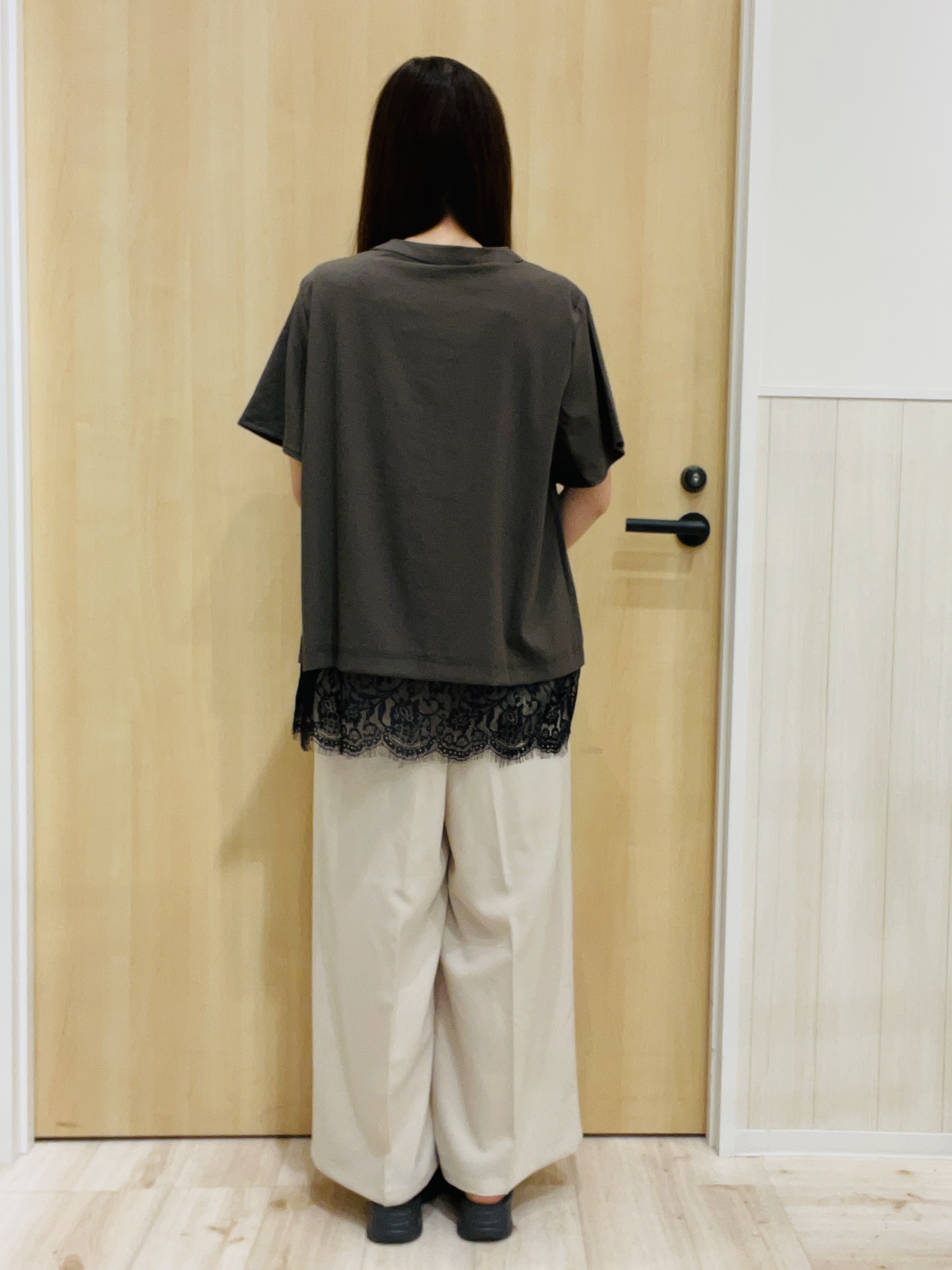 minamiさんの「SHOO･LA･RUE｜【S-LL/洗濯機可】軽凛(かろりん) 楽に着られて上品 裾レーススキッパーブラウス」を使ったコーディネート