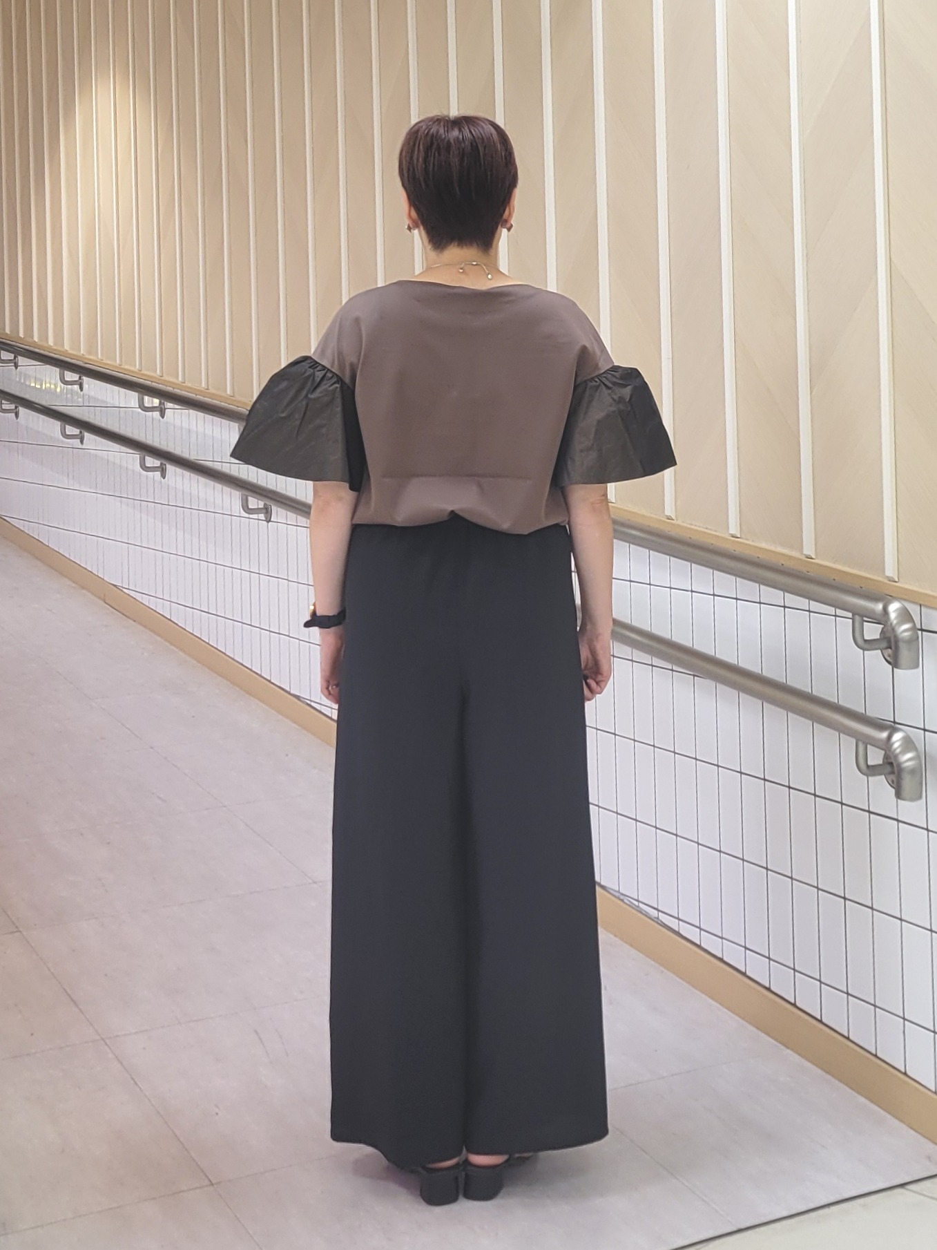 tomoさんの「COUP DE CHANCE｜【手洗い可／日本製】フレアスリーブプルオーバー」を使ったコーディネート