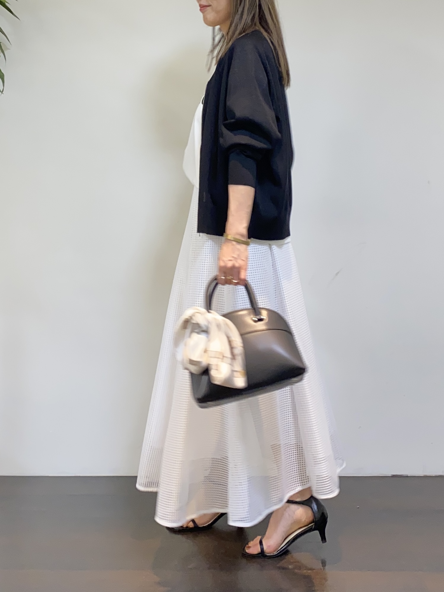 tomoさんの「UNTITLED｜【アンサンブル可/日除け・冷房対策】シアーレーヨンZIPカーディガン」を使ったコーディネート