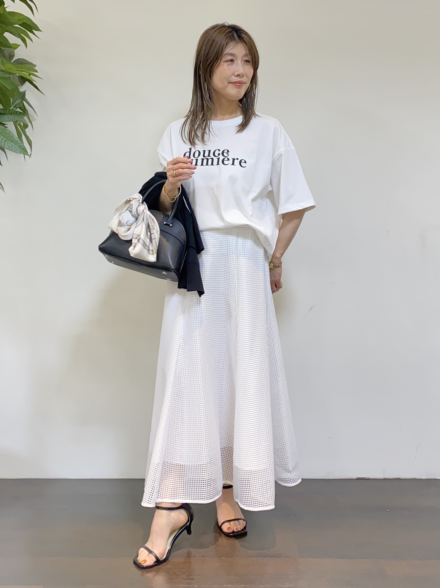 tomoさんの「UNTITLED｜【アンサンブル可/日除け・冷房対策】シアーレーヨンZIPカーディガン」を使ったコーディネート
