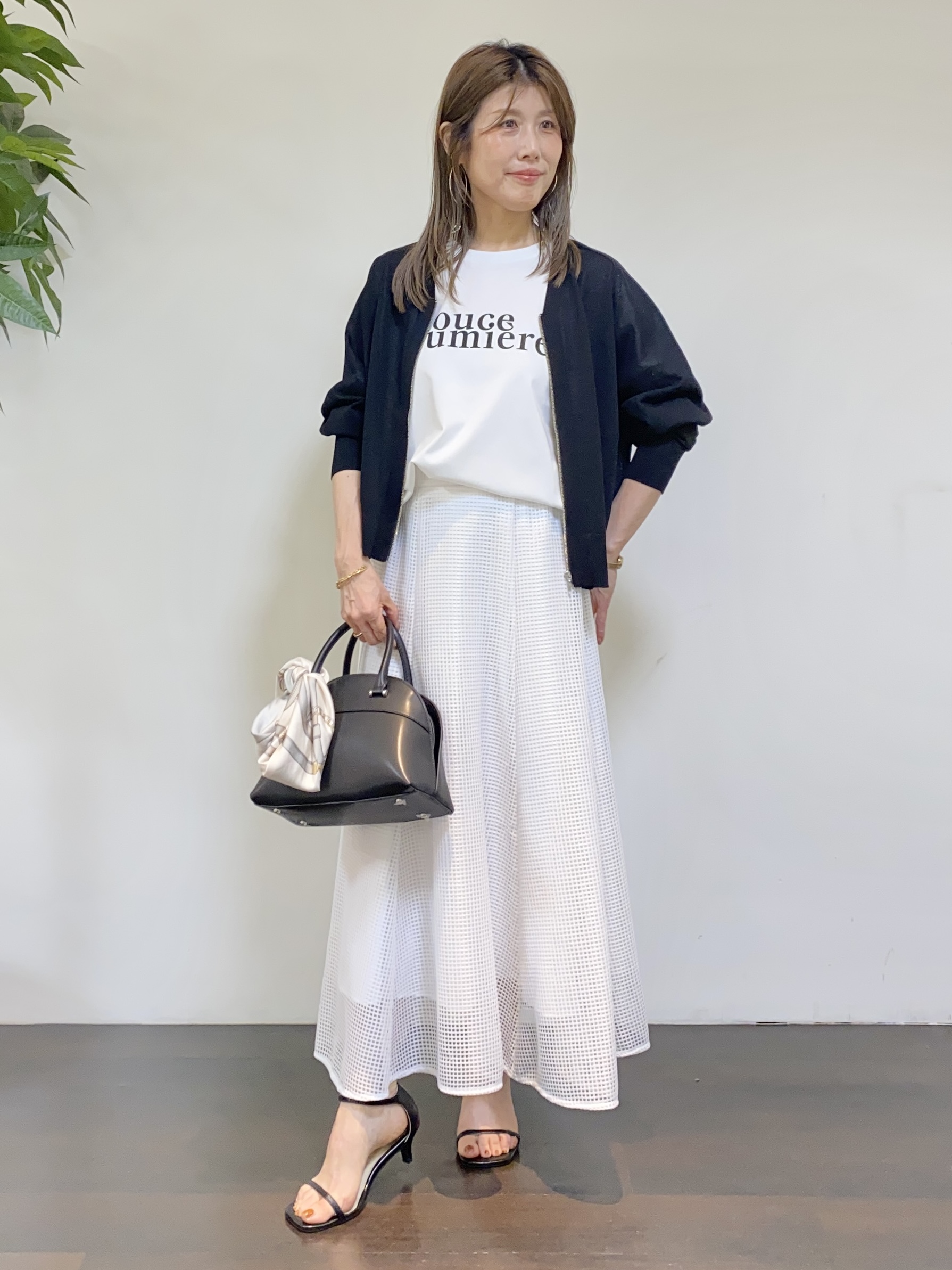tomoさんの「UNTITLED｜【アンサンブル可/日除け・冷房対策】シアーレーヨンZIPカーディガン」を使ったコーディネート