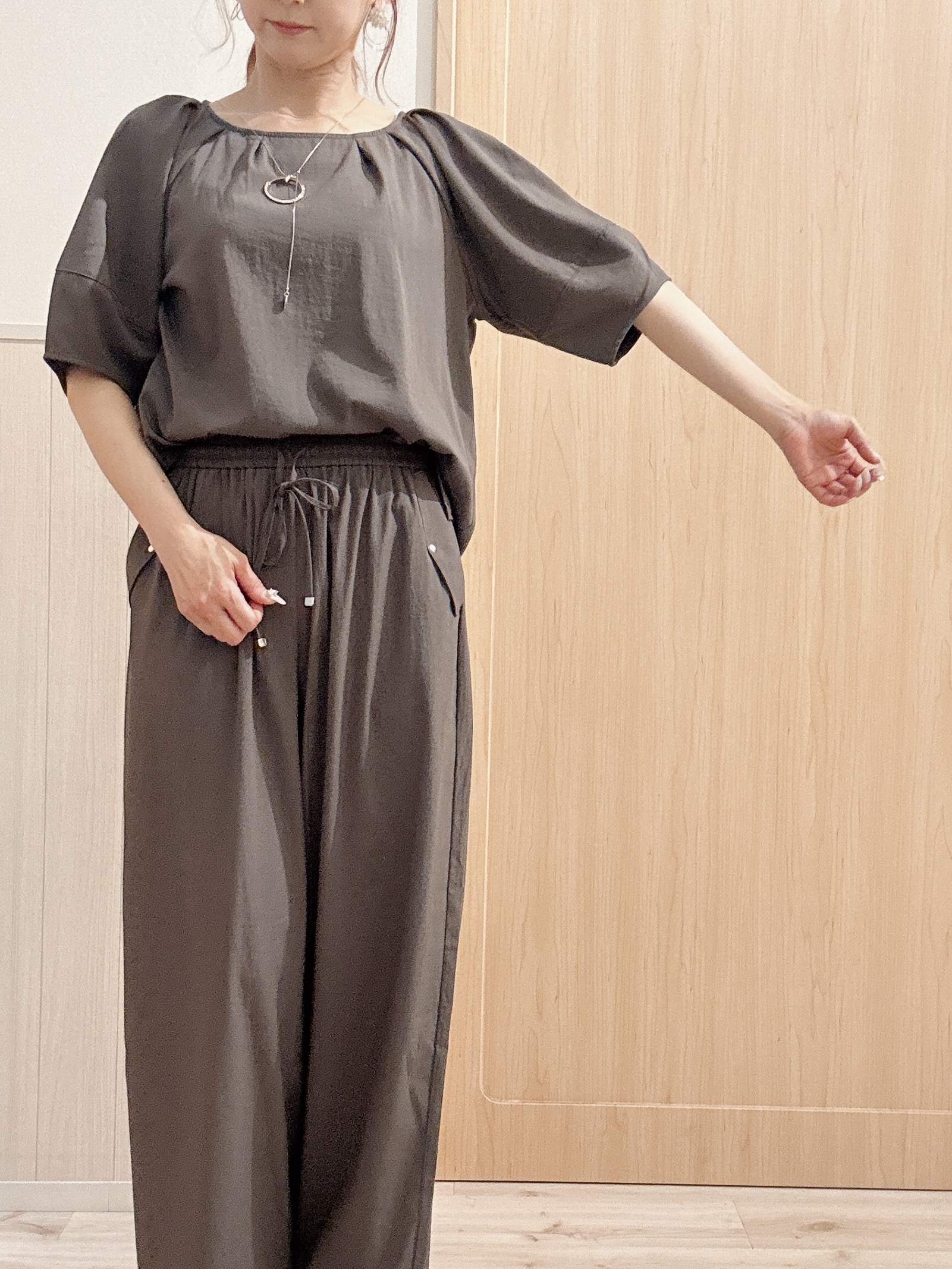 モカさんの「SHOO･LA･RUE｜【S-LL/洗濯機可/セットアップ可】軽凛(かろりん) タックブラウス」を使ったコーディネート