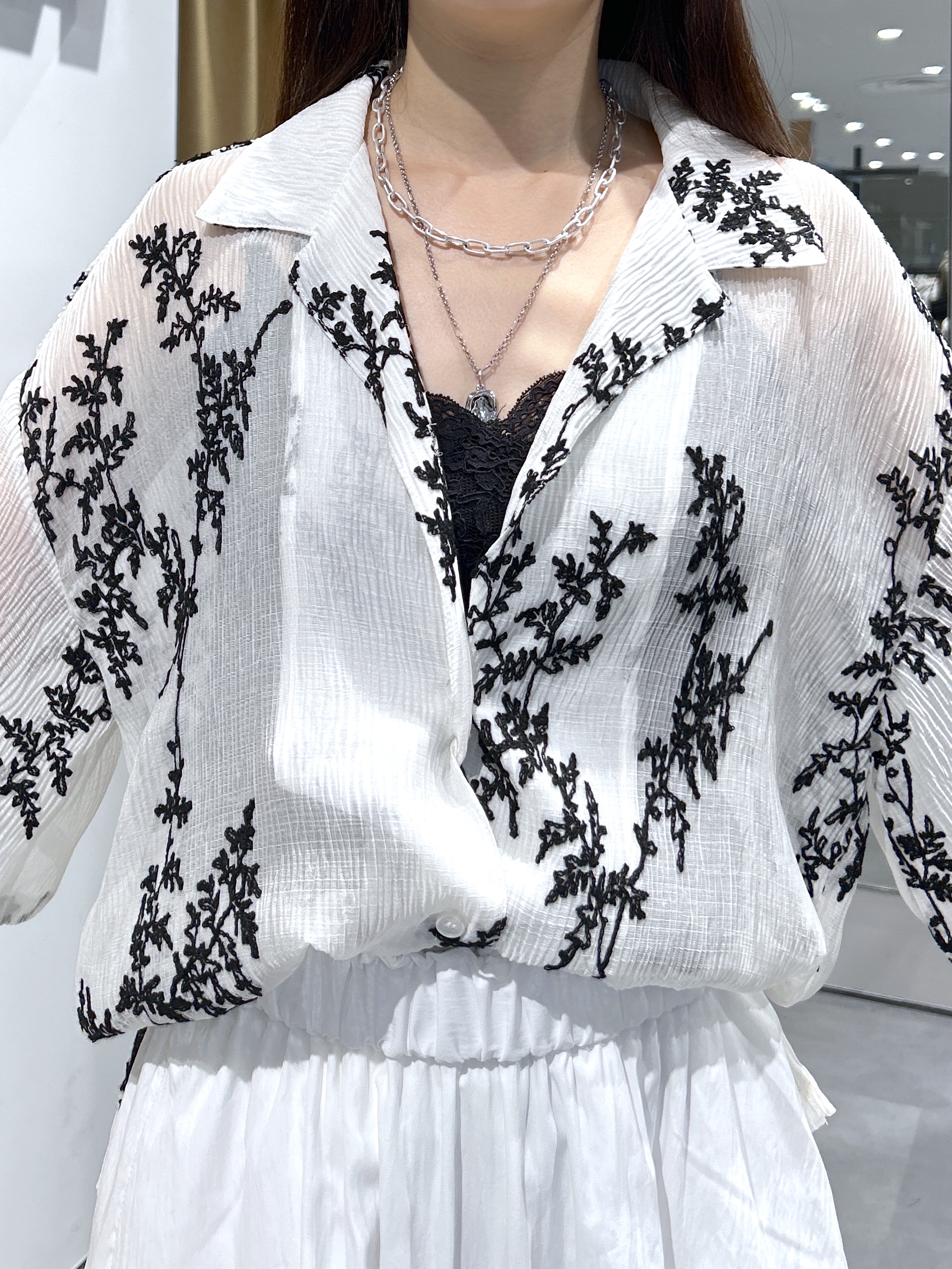Renoさんの「INDIVI｜オープンカラーボタニカル刺繍シャツ【セットアップ可能】」を使ったコーディネート