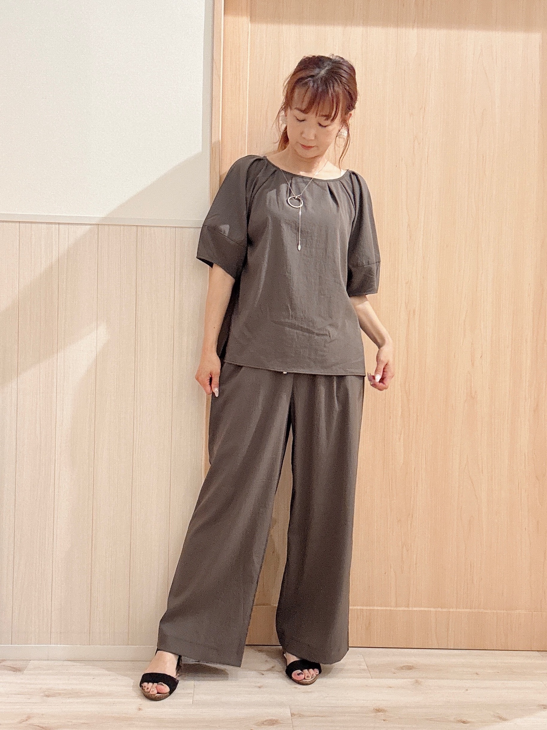 モカさんの「SHOO･LA･RUE｜【S-LL/洗濯機可/セットアップ可】軽凛(かろりん) タックブラウス」を使ったコーディネート