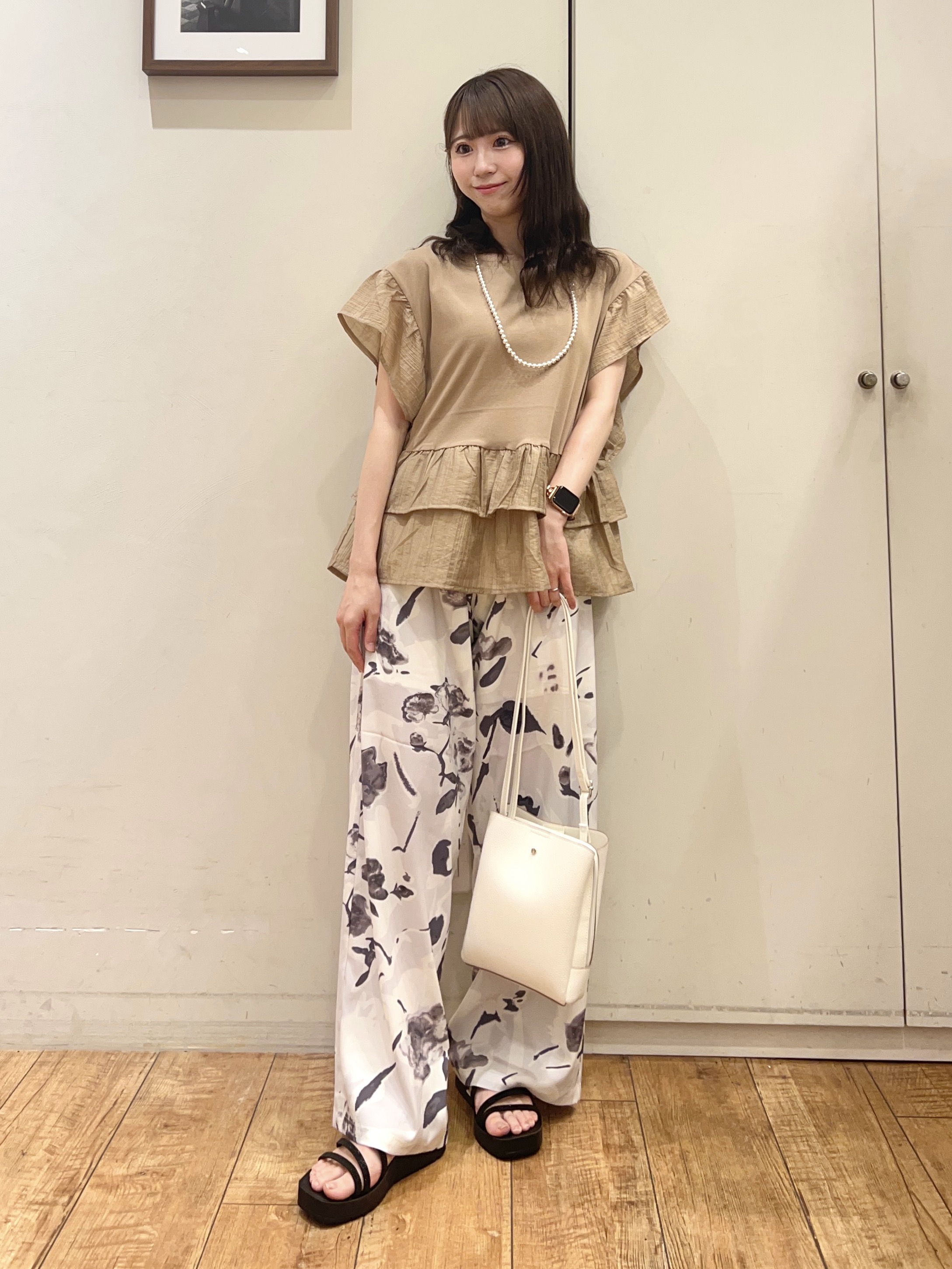 AIRIさんの「SHOO･LA･RUE｜【S-LL/洗濯機可】着るだけで決まる 主役級フリルトップス」を使ったコーディネート