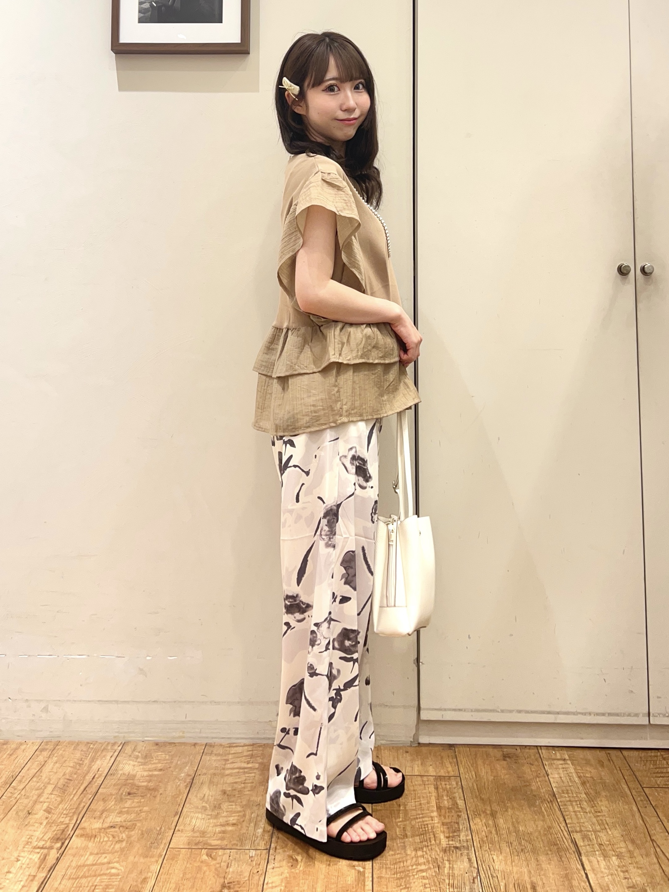 AIRIさんの「SHOO･LA･RUE｜【S-LL/洗濯機可】着るだけで決まる 主役級フリルトップス」を使ったコーディネート
