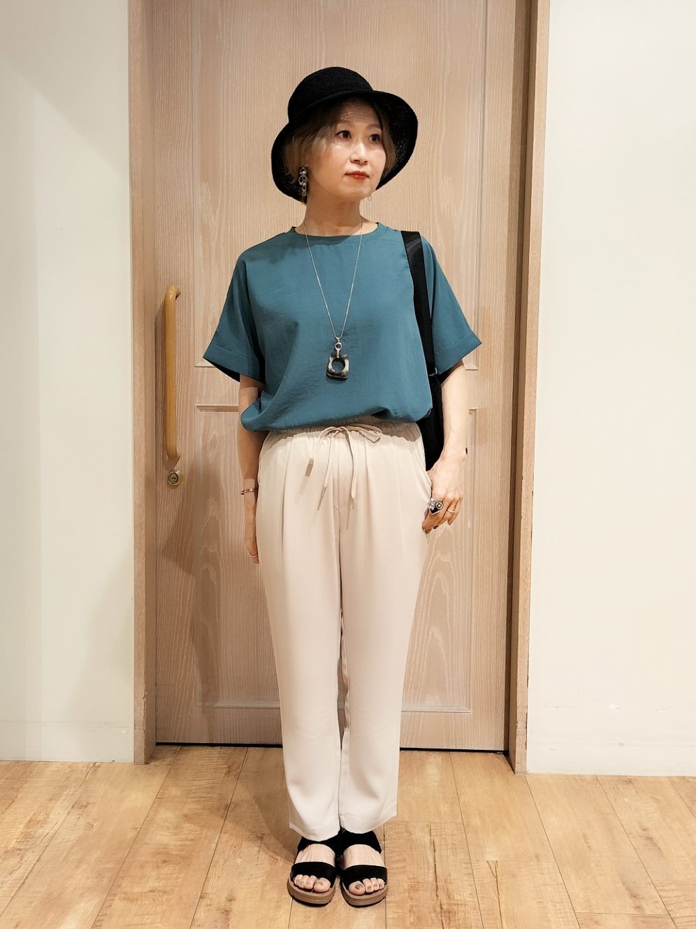 YUKIさんの「SHOO･LA･RUE｜【着丈選べる/体型カバー】洗濯後しわになりにくい さらっと快適ドルマントップス」を使ったコーディネート