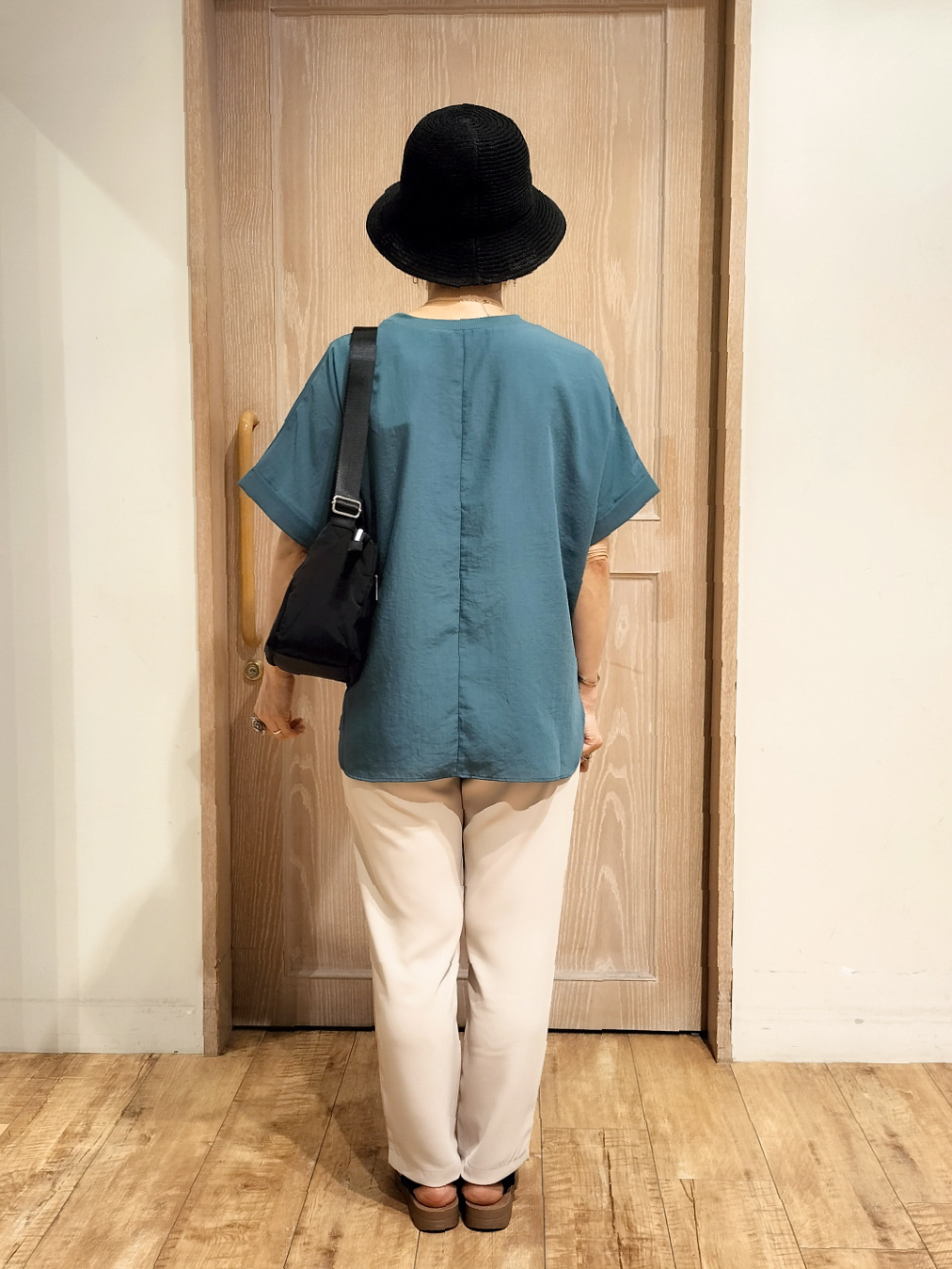 YUKIさんの「SHOO･LA･RUE｜【着丈選べる/体型カバー】洗濯後しわになりにくい さらっと快適ドルマントップス」を使ったコーディネート