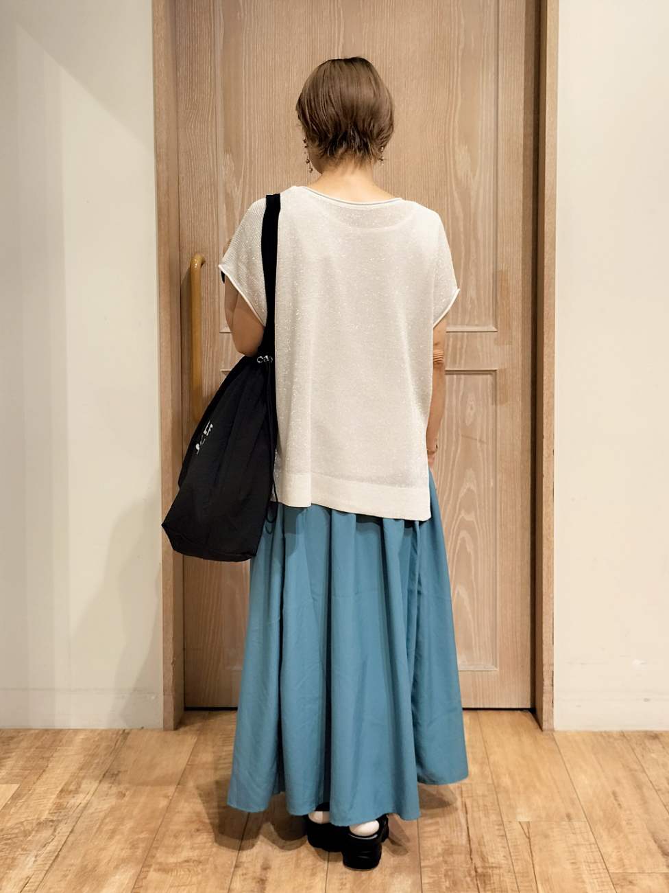 YUKIさんの「SHOO･LA･RUE｜【2点セット/前後2WAY/洗濯機可/S-LL】体型カバーも叶う ラメ畦ニット+タンクトップ」を使ったコーディネート