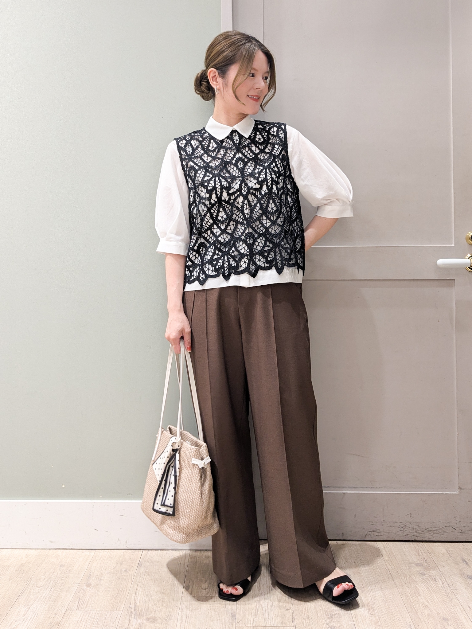 kuwawaさんの「grove｜【2点SET・二の腕カバー】レースベスト&times;シアーブラウスSET」を使ったコーディネート