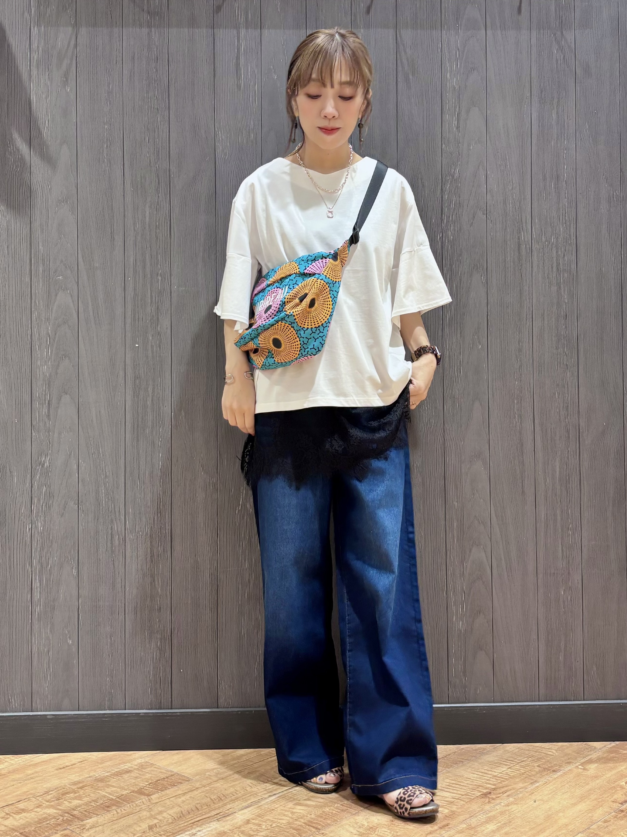 meiさんの「SHOO･LA･RUE｜【S-LL/洗濯機可/体型カバー】フレアスリーブで二の腕を自然に隠せる 浅VネックTシャツ」を使ったコーディネート
