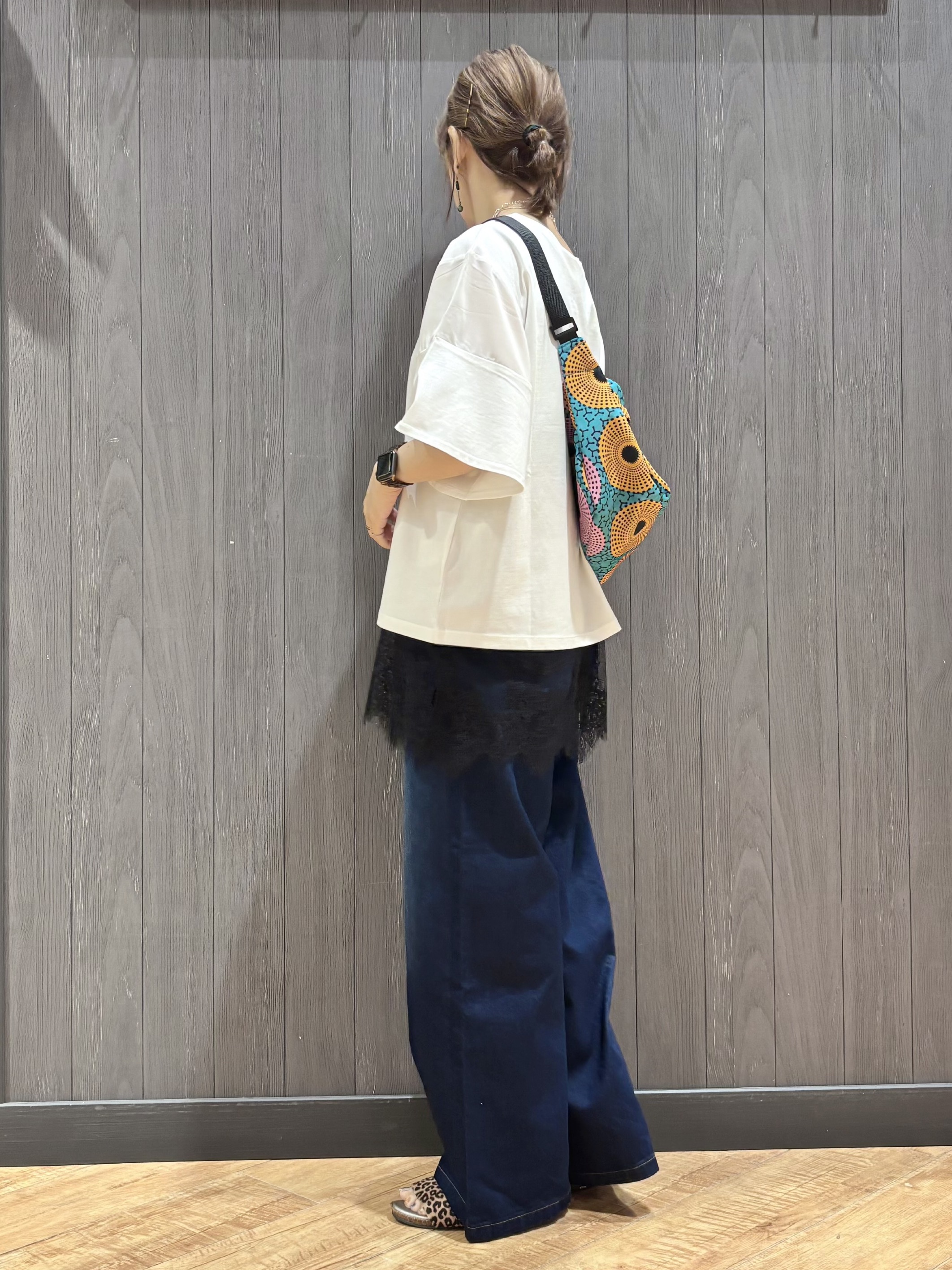 meiさんの「SHOO･LA･RUE｜【S-LL/洗濯機可/体型カバー】フレアスリーブで二の腕を自然に隠せる 浅VネックTシャツ」を使ったコーディネート
