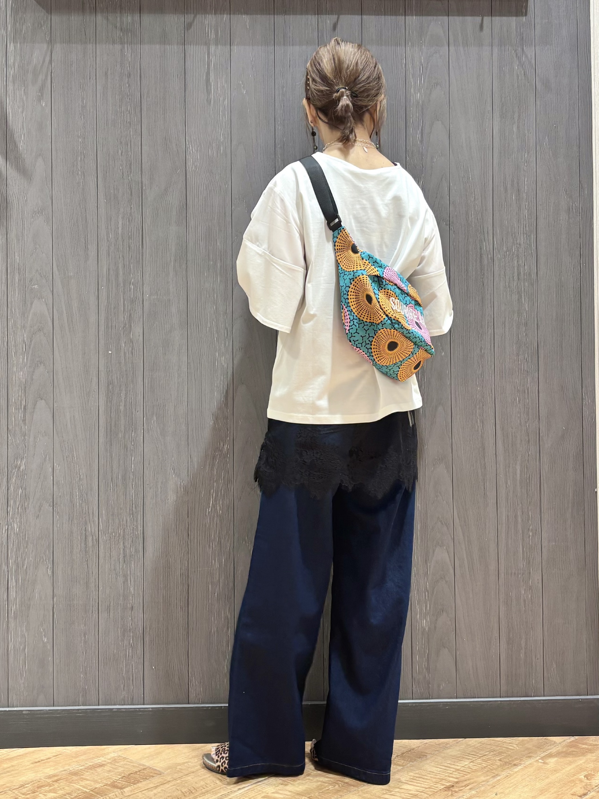 meiさんの「SHOO･LA･RUE｜【S-LL/洗濯機可/体型カバー】フレアスリーブで二の腕を自然に隠せる 浅VネックTシャツ」を使ったコーディネート