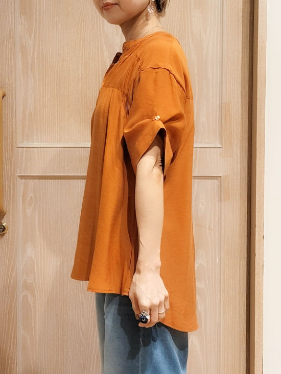 YUKIさんの「SHOO･LA･RUE｜【UV/洗濯機可】お袖の長さが調整出来る シャーリングスキッパーブラウス」を使ったコーディネート